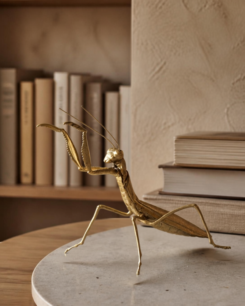 Figura decorativa de resina Mantis gold — vista 3