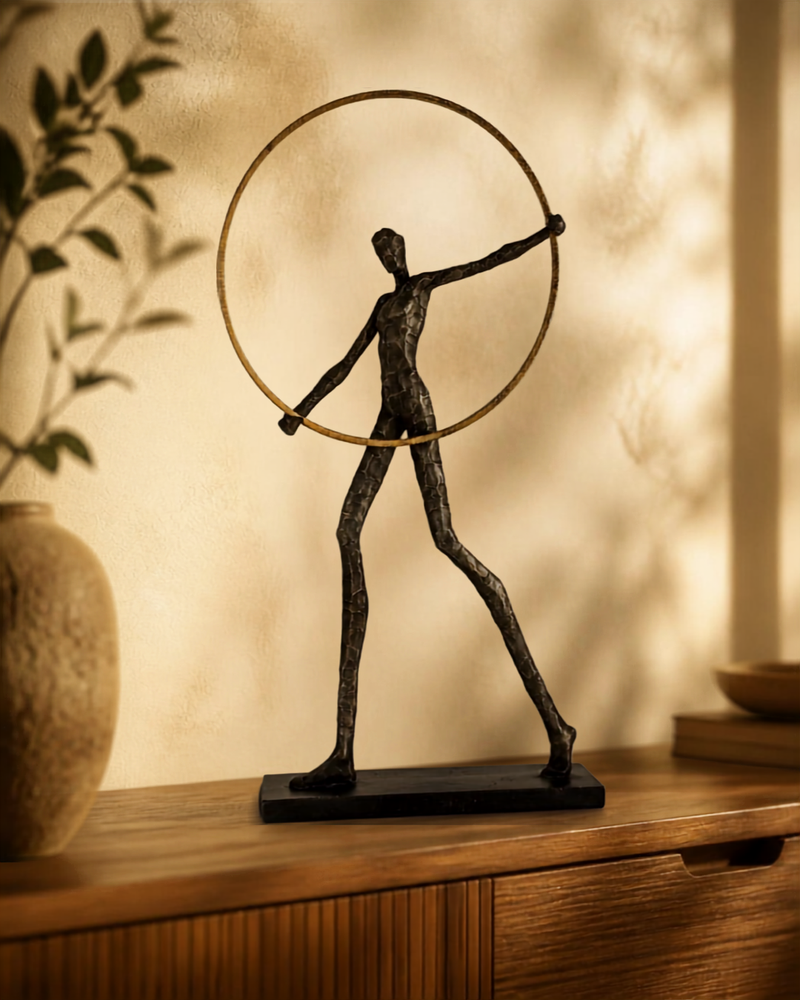 Figura decorativa hombre de resina con anillo de metal — vista 3