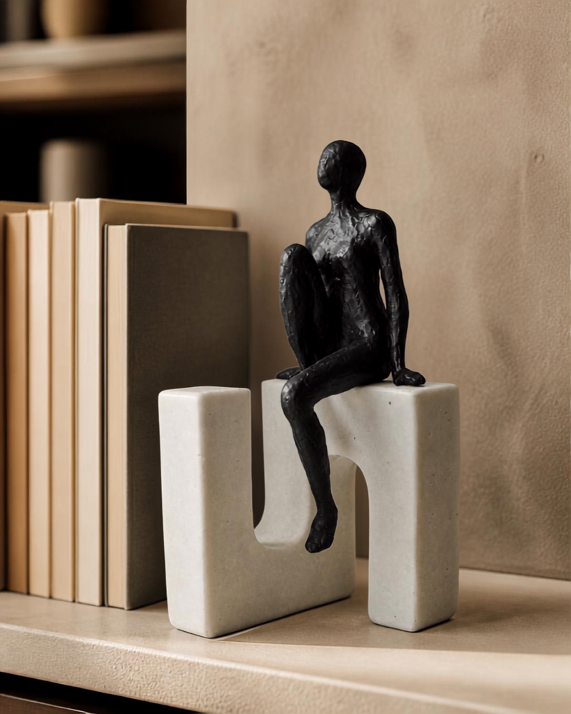 Escultura decorativa hombre sentado en base de resina acabado cuarzo II