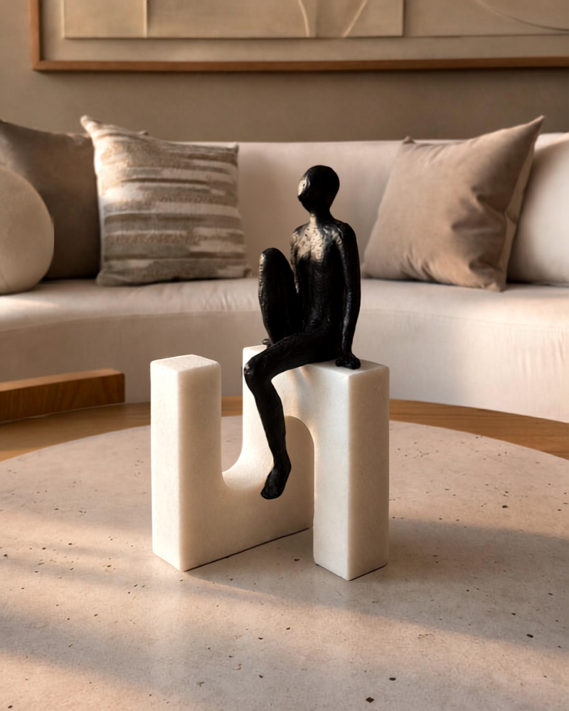 Escultura decorativa hombre sentado en base de resina acabado cuarzo II — vista 3