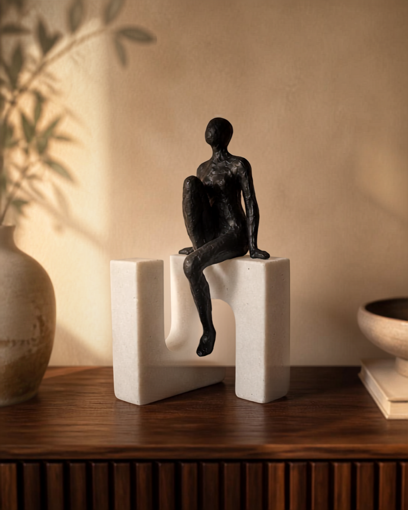 Escultura decorativa hombre sentado en base de resina acabado cuarzo II — vista 2