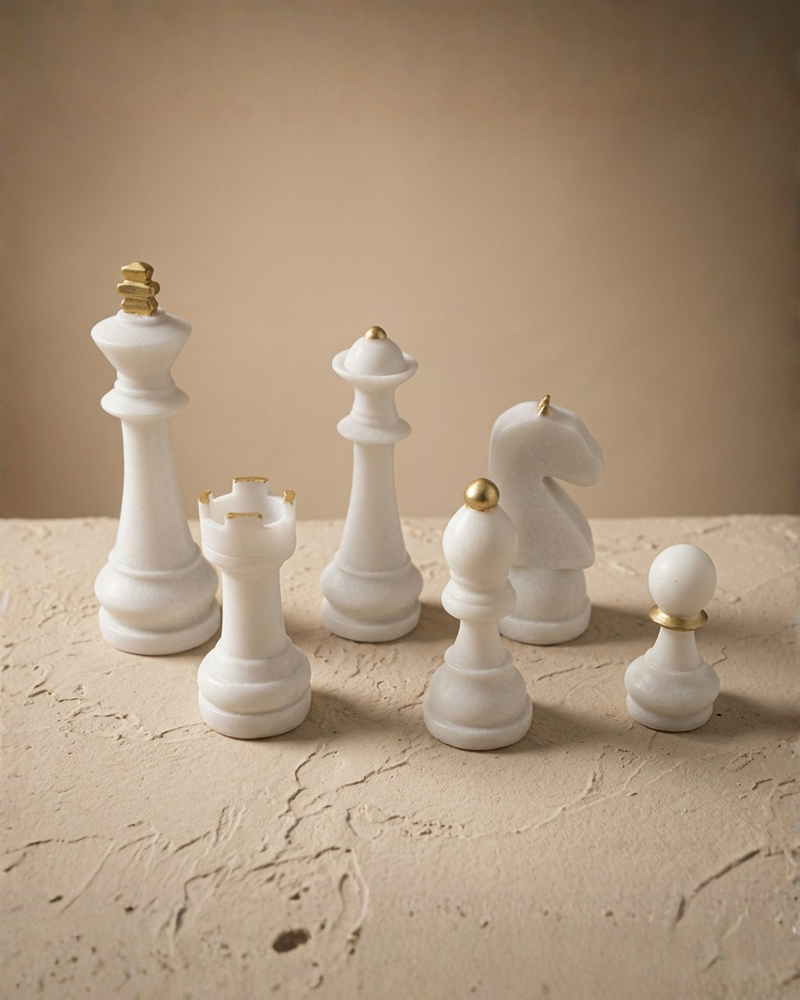 Set de 6 piezas decorativas de ajedrez Angie en resina acabado blanco — vista 2