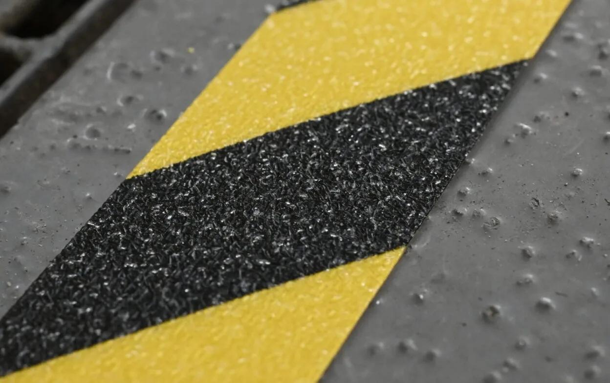 Sklisikker tape WARNING