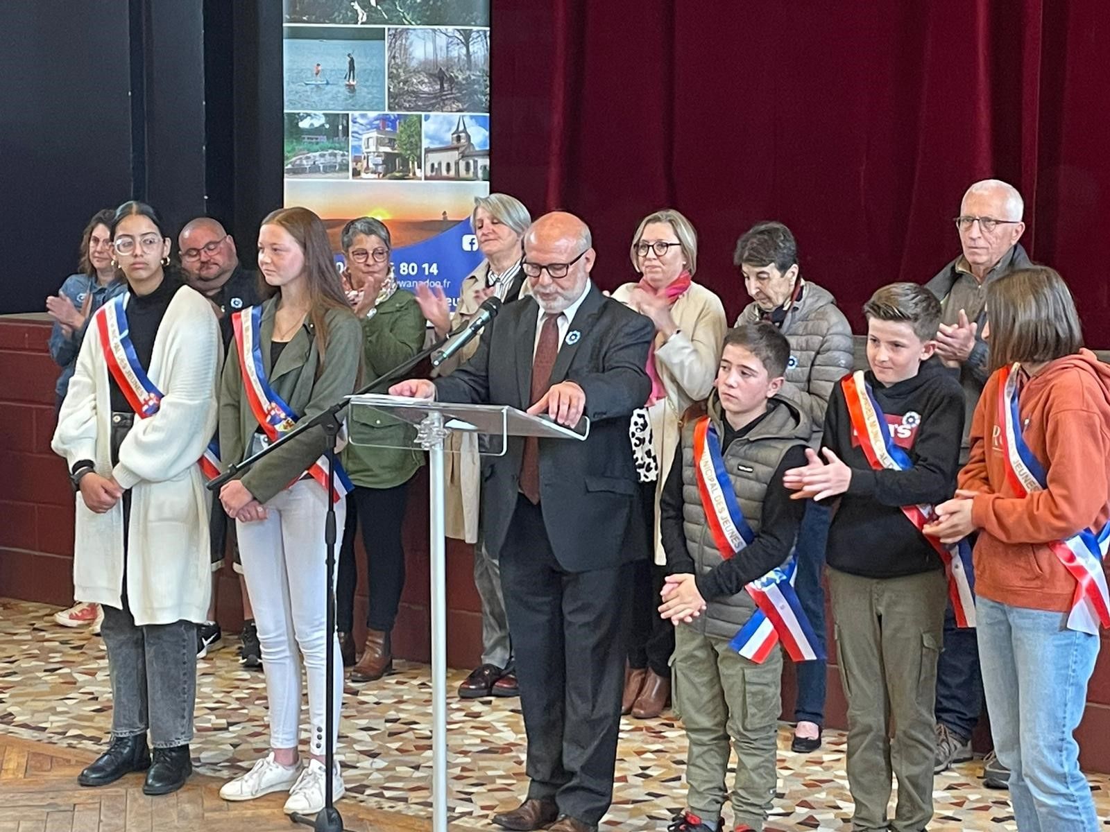 Le maire présente les jeunes élu du conseil municipal