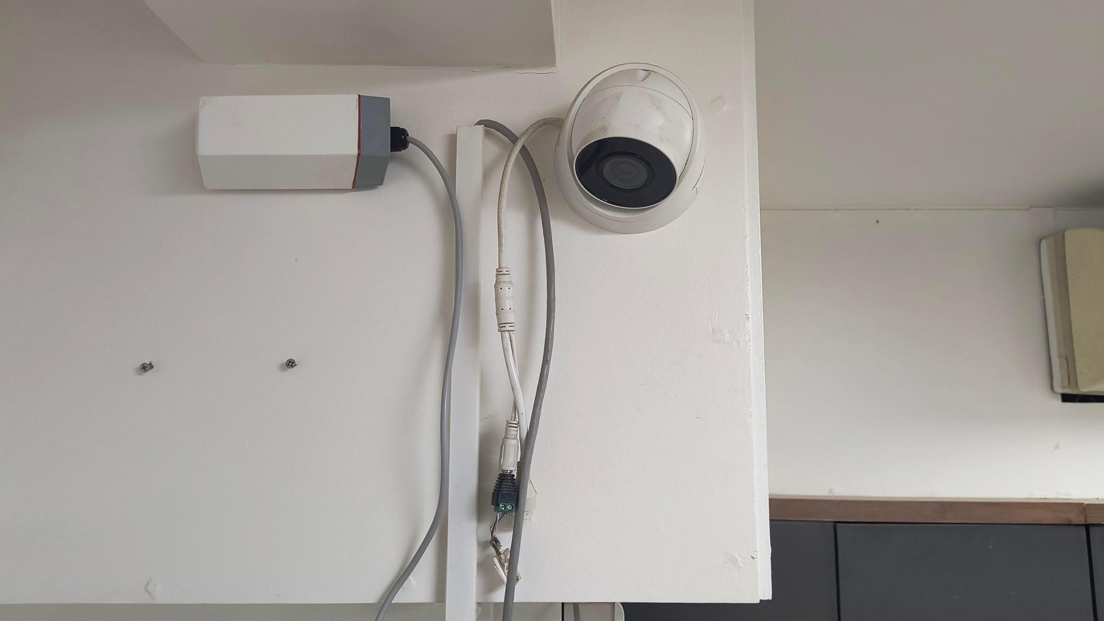 H2S and NH3 odor sensor installed inside warehouse washroom for real-time gas monitoring