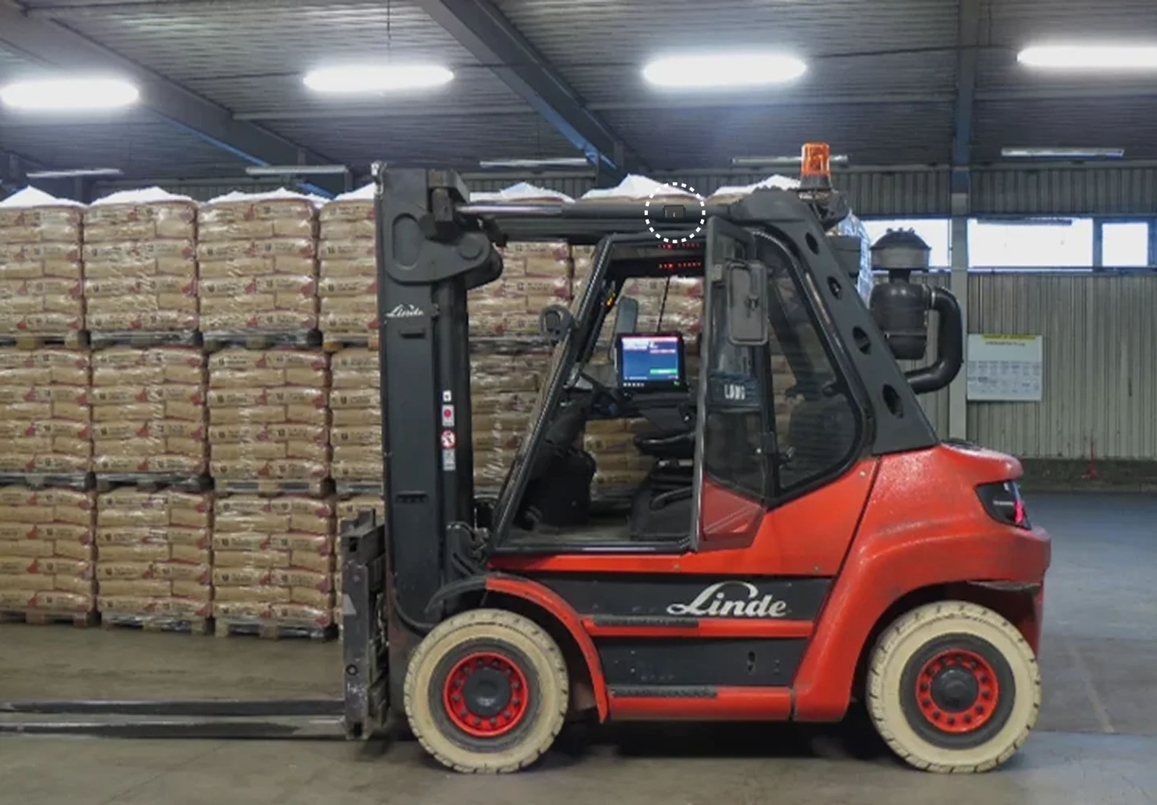 Bags and cartons pile up unevenly, so the wide 60° beam covers more of the surface and alert thresholds include a safety margin.