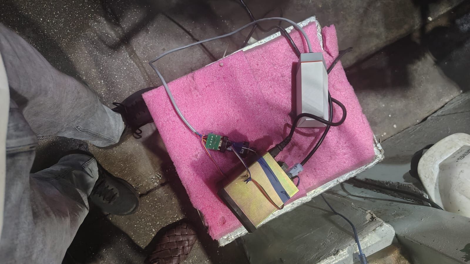 RS232 vacuum meter connected to RS485-to-LoRaWAN MacSync data logger in refrigerator manufacturing plant