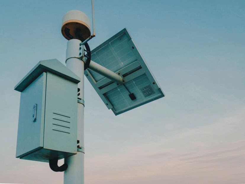 5 dBi vs 8 dBi LoRaWAN antenna comparison showing two omnidirectional antennas with different gain levels transmitting wireless signals from a LoRaWAN gateway in an industrial IoT environment.
