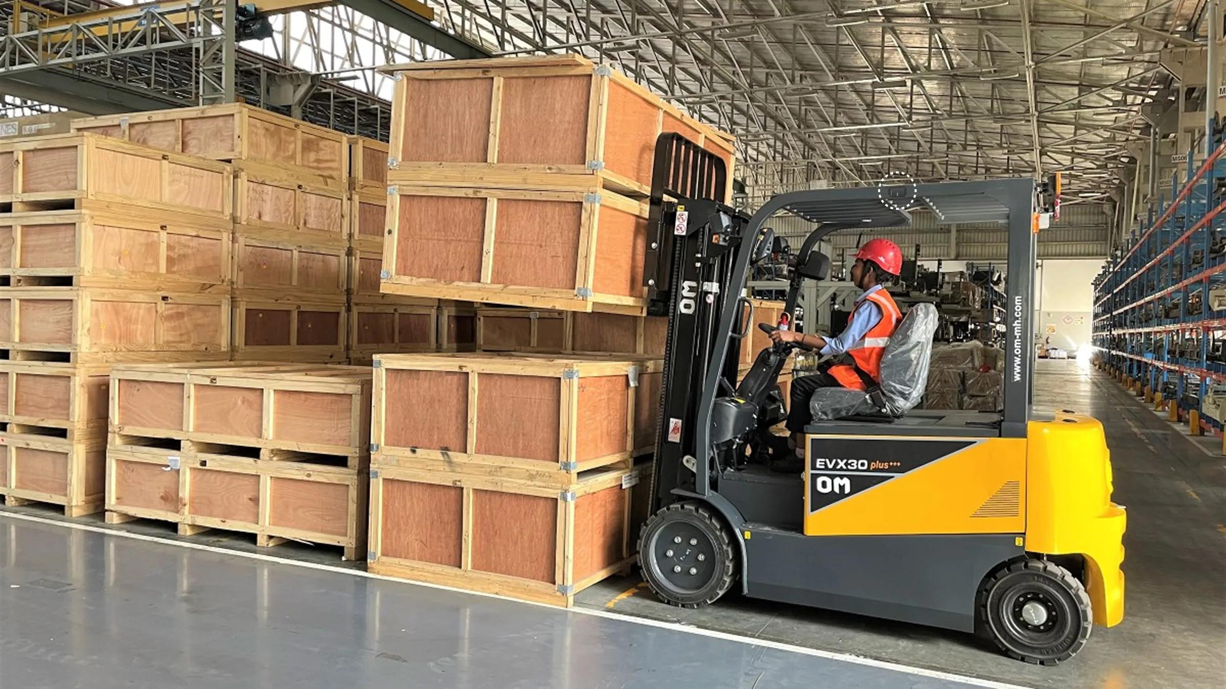 UWB forklift tracking dashboard showing real-time indoor location and live movement status