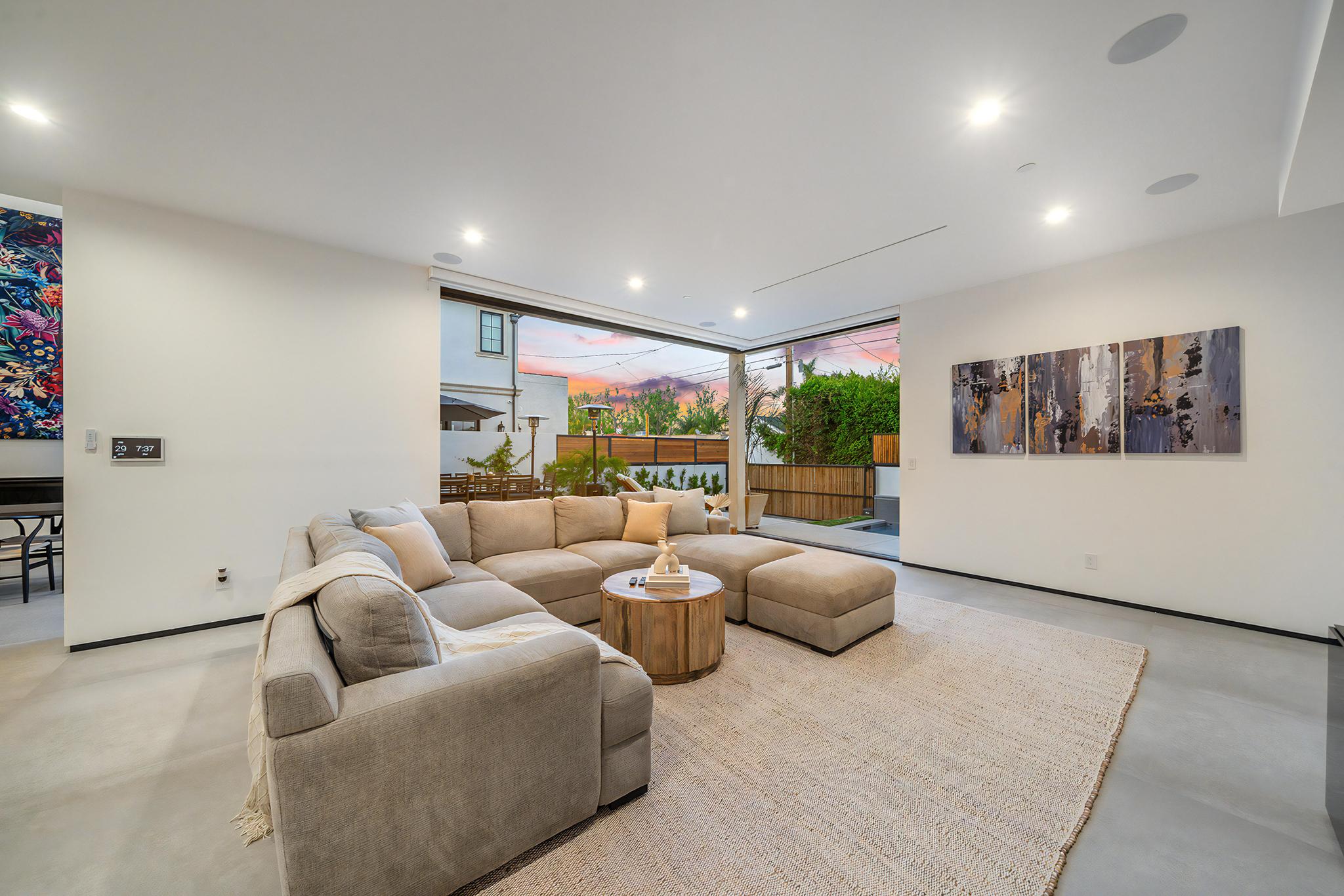 200 N Doheny Dr, view 6