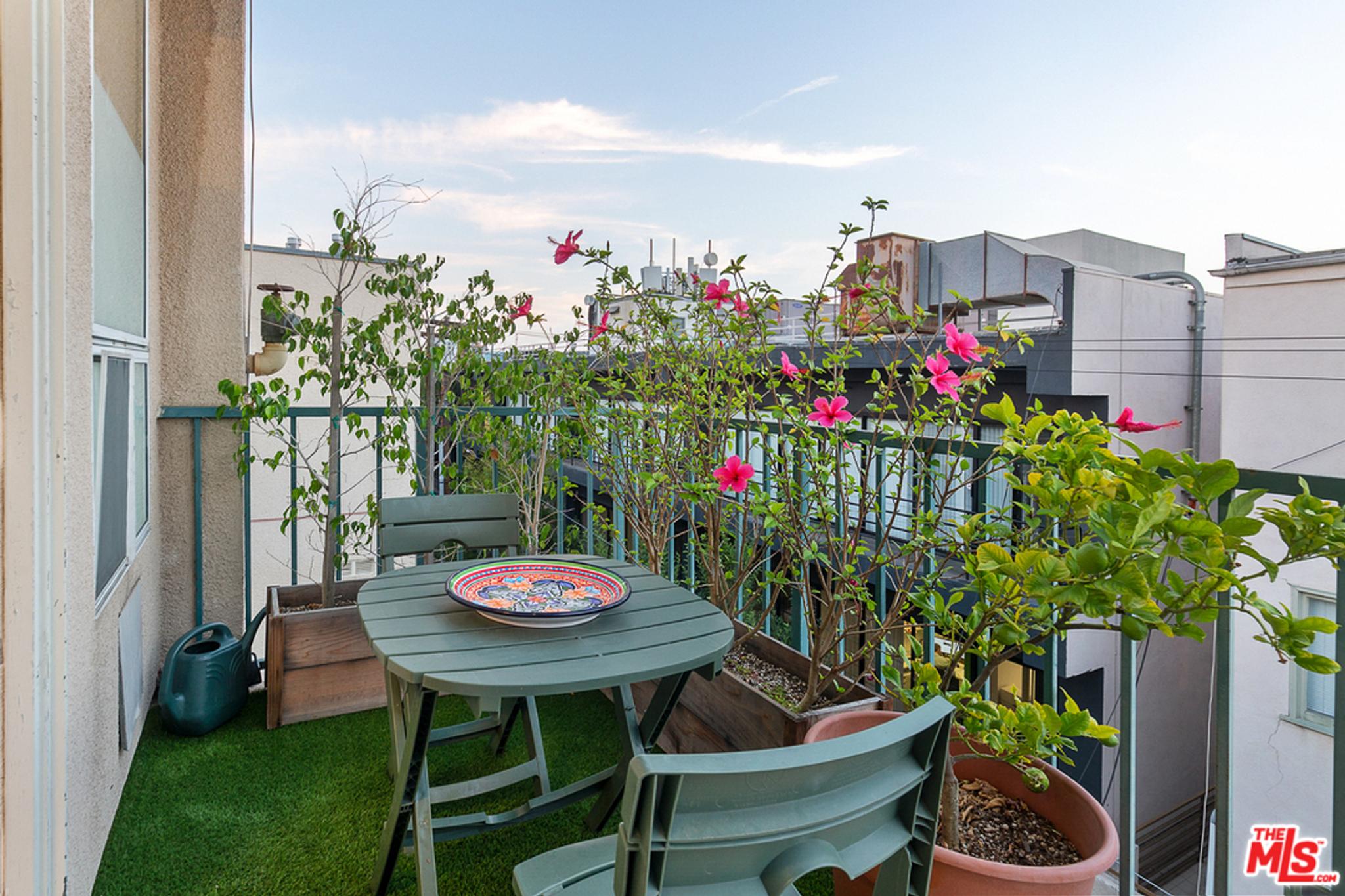 1927 Glendon Ave, view 2
