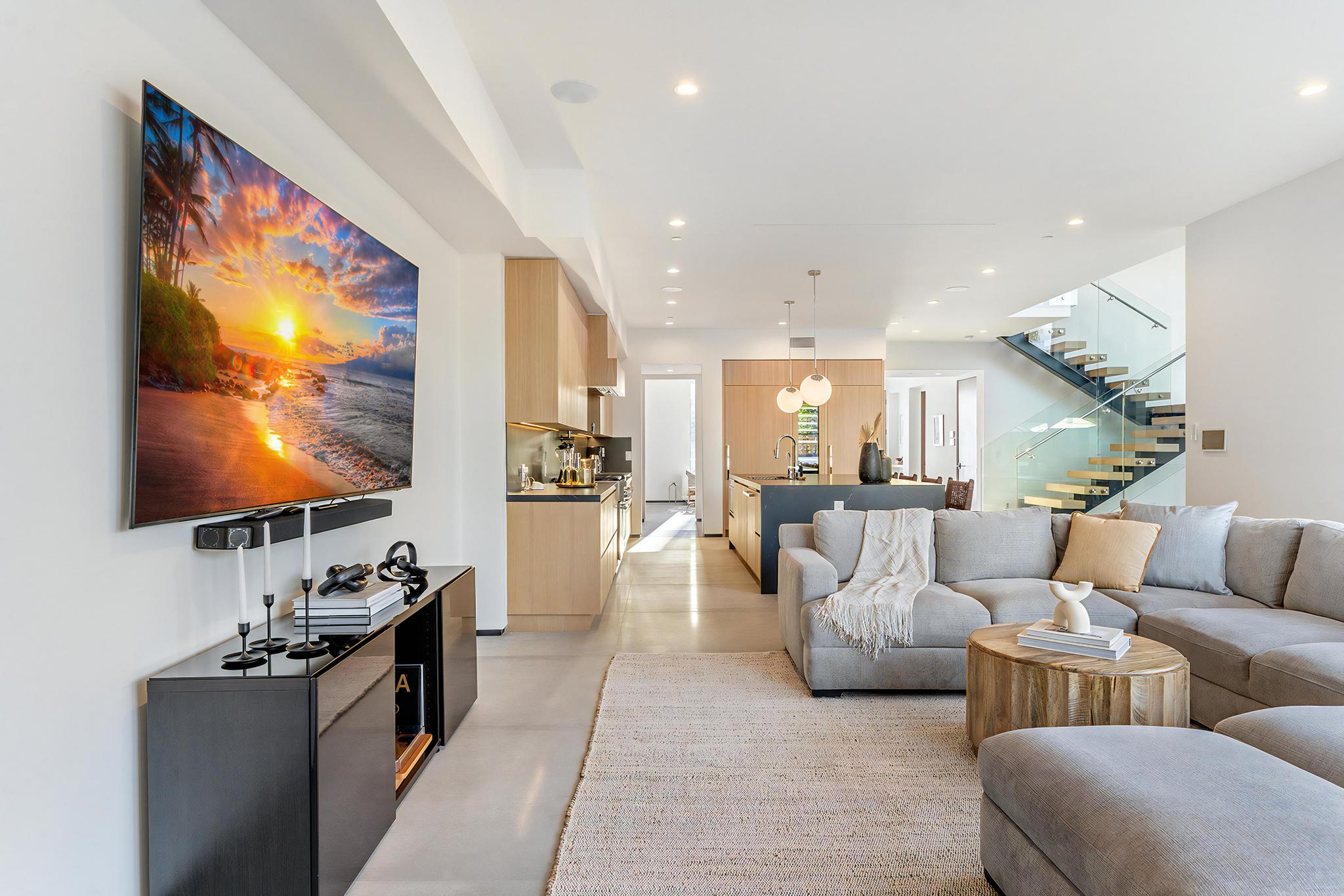 200 N Doheny Dr, view 3