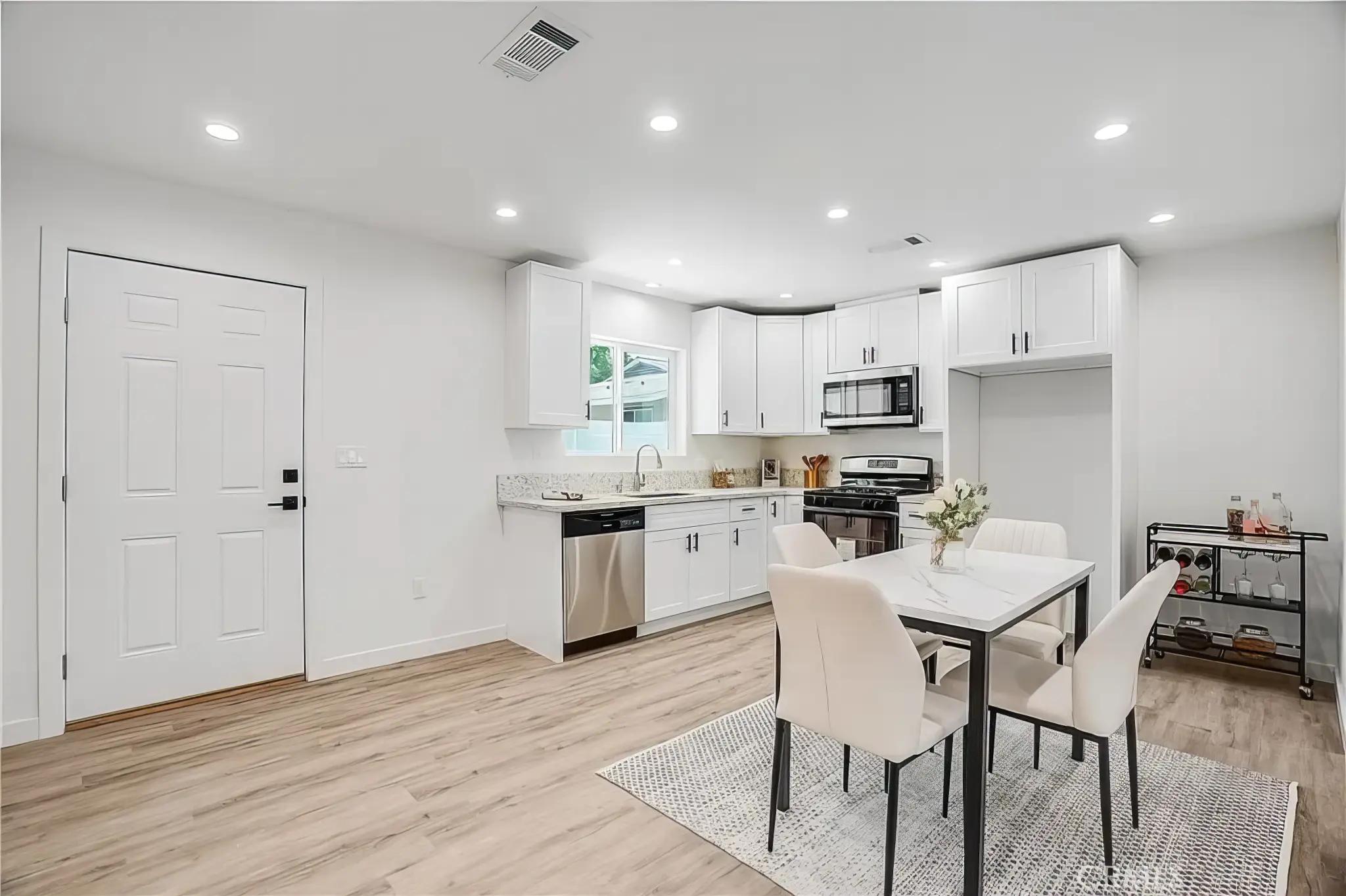 7010 Encino Ave, view 2