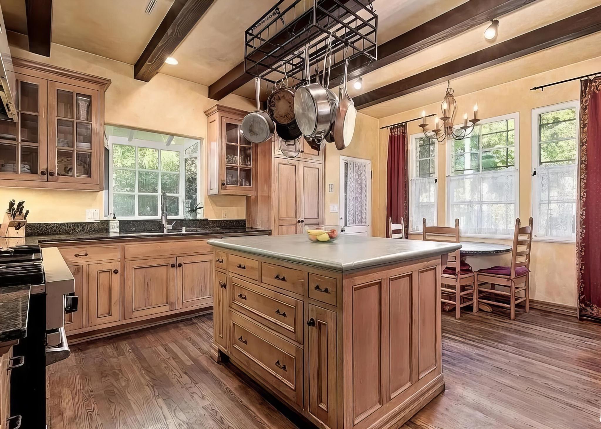 3475 N Knoll Dr, interior