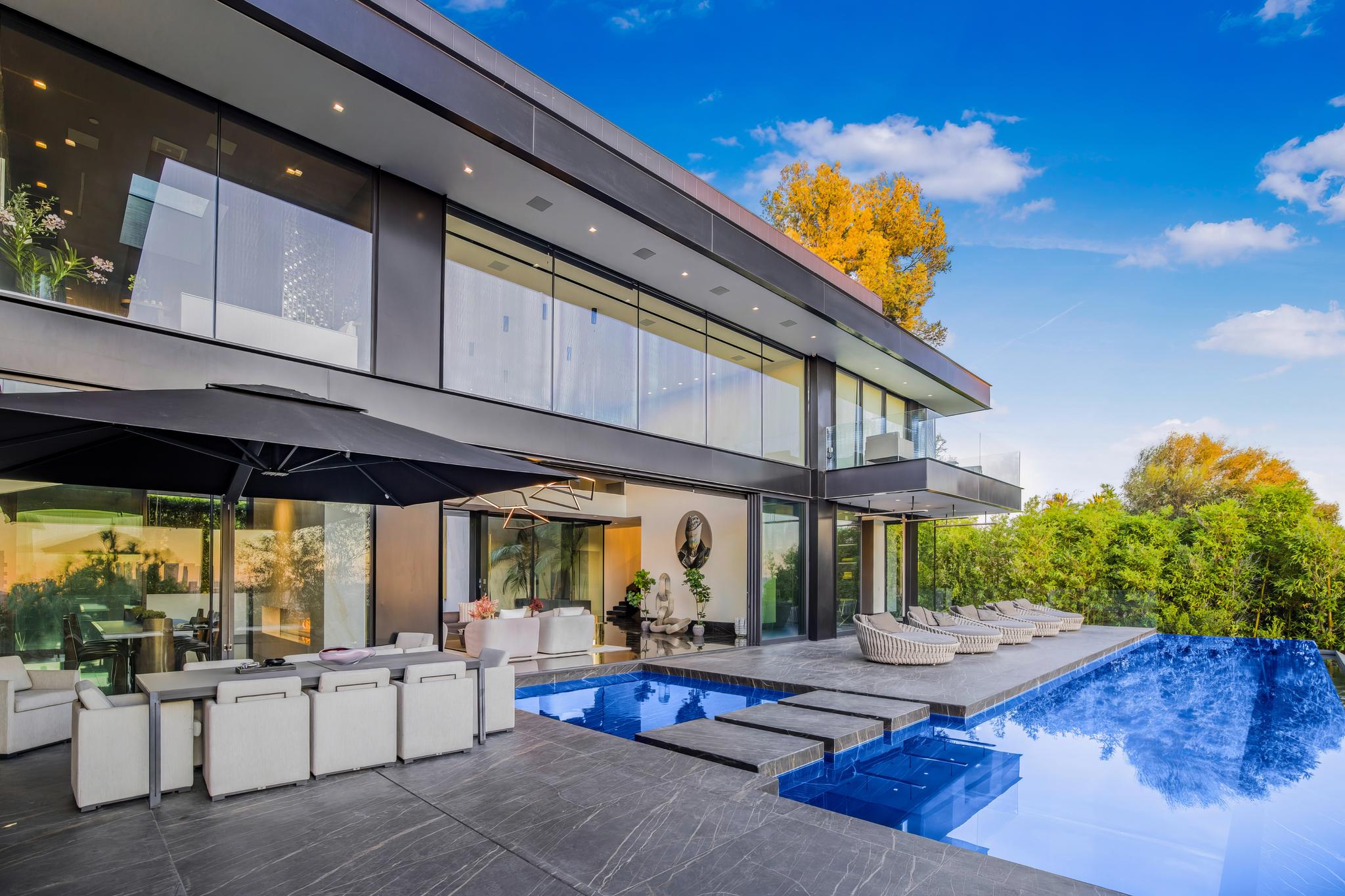 1369 Londonderry Pl, view 2