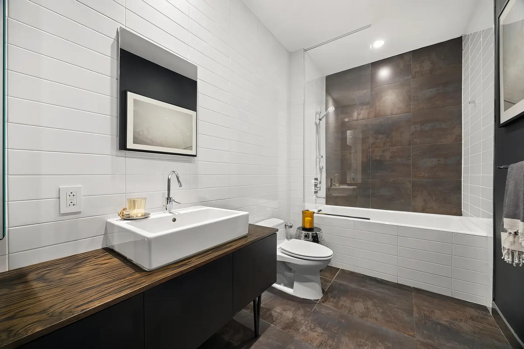 420 West 25th Street, interior