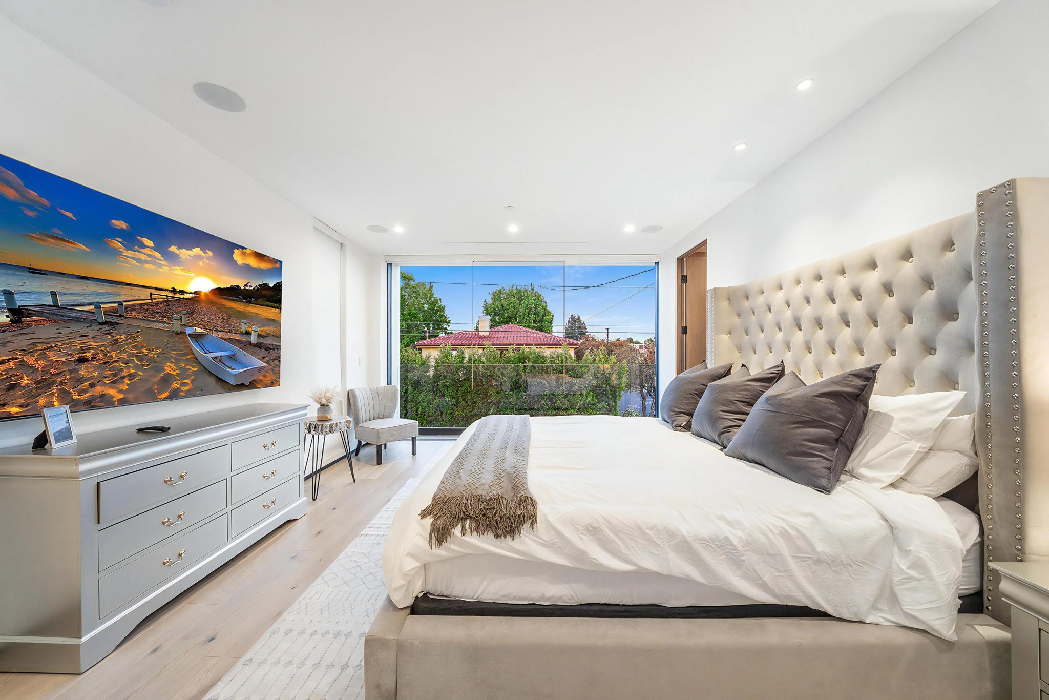 200 N Doheny Dr, view 10