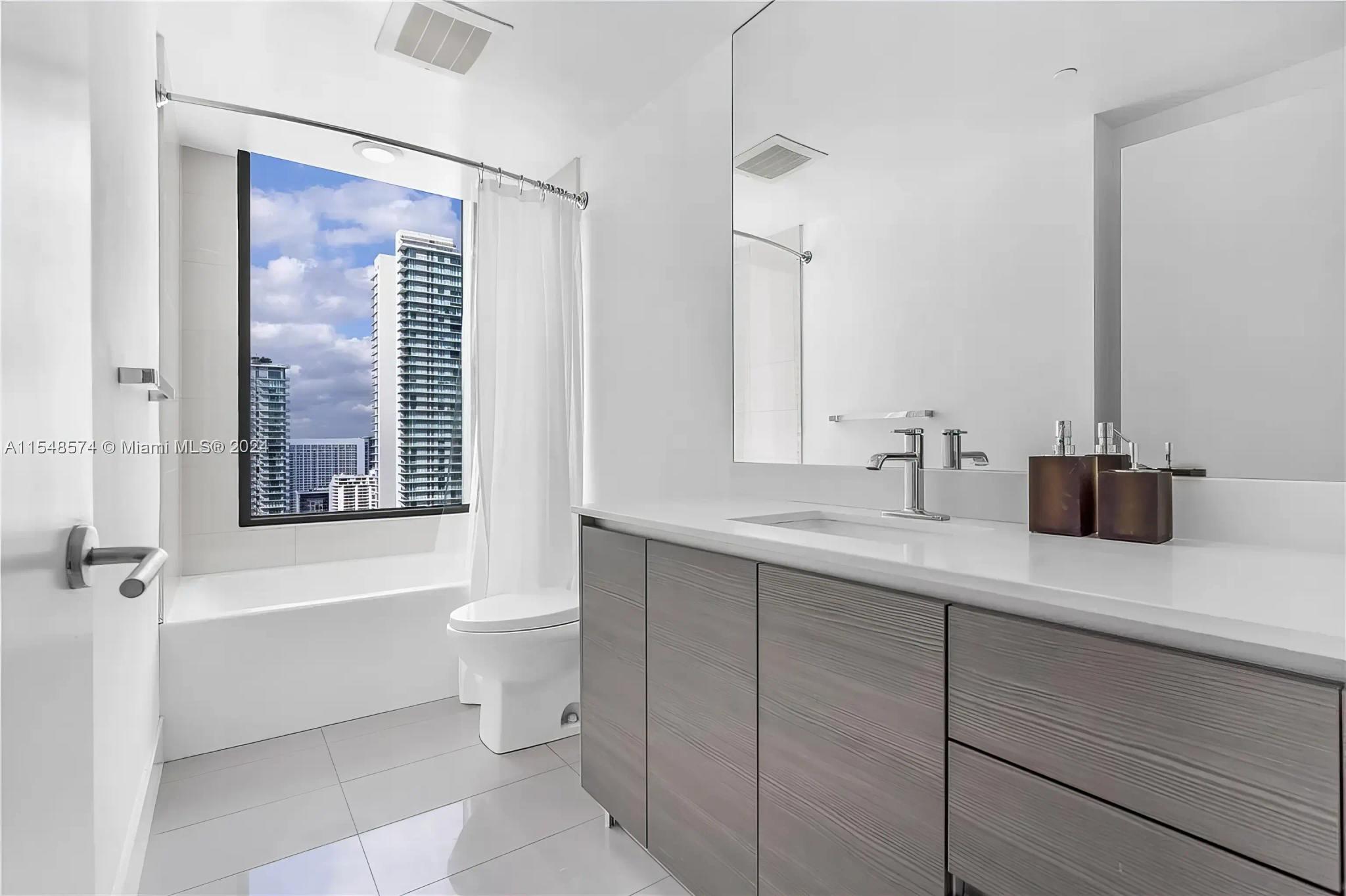 460 NE 28th St APT 3601, view 10