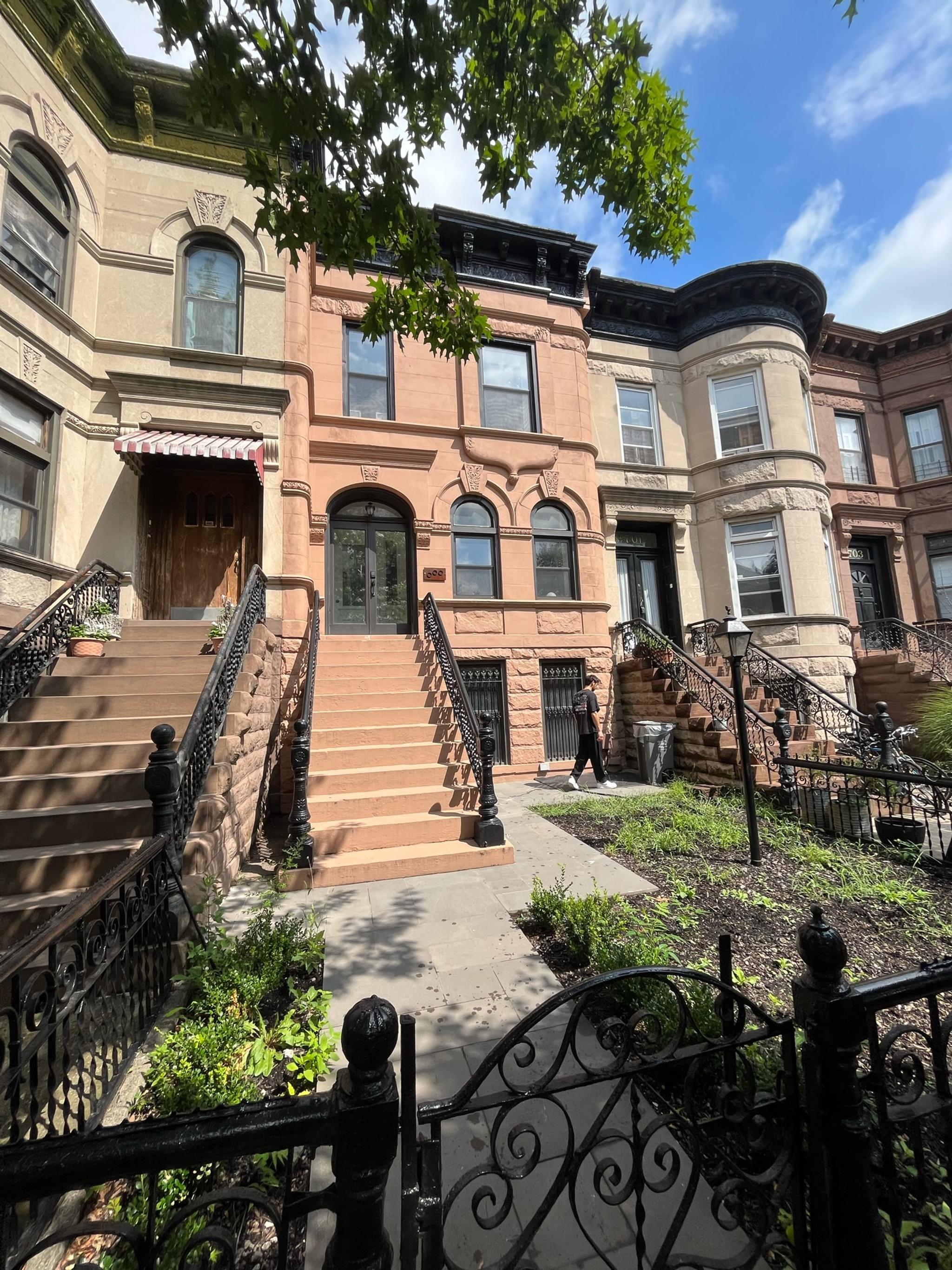 699 Halsey St