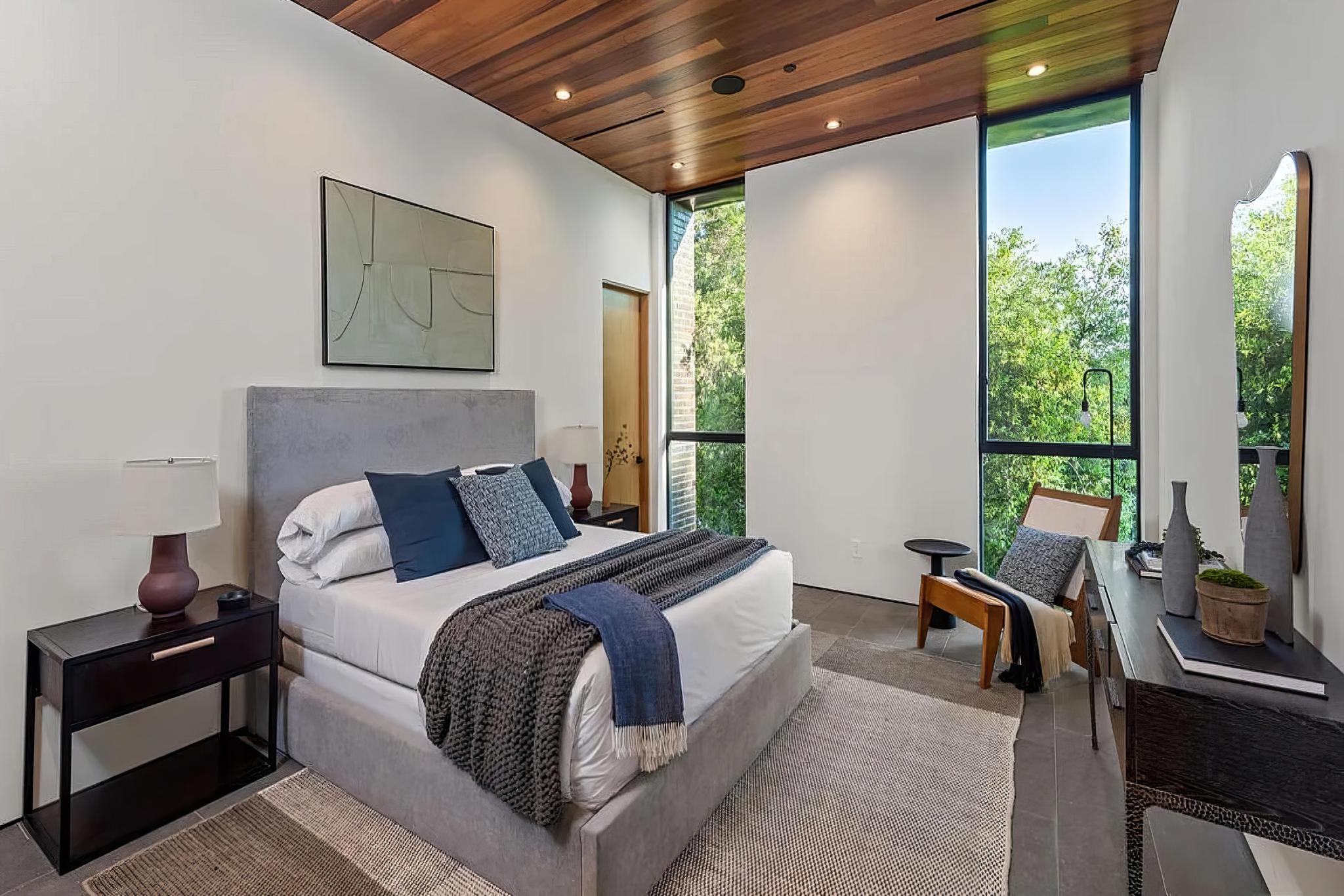 Oak Pass Manor, view 6