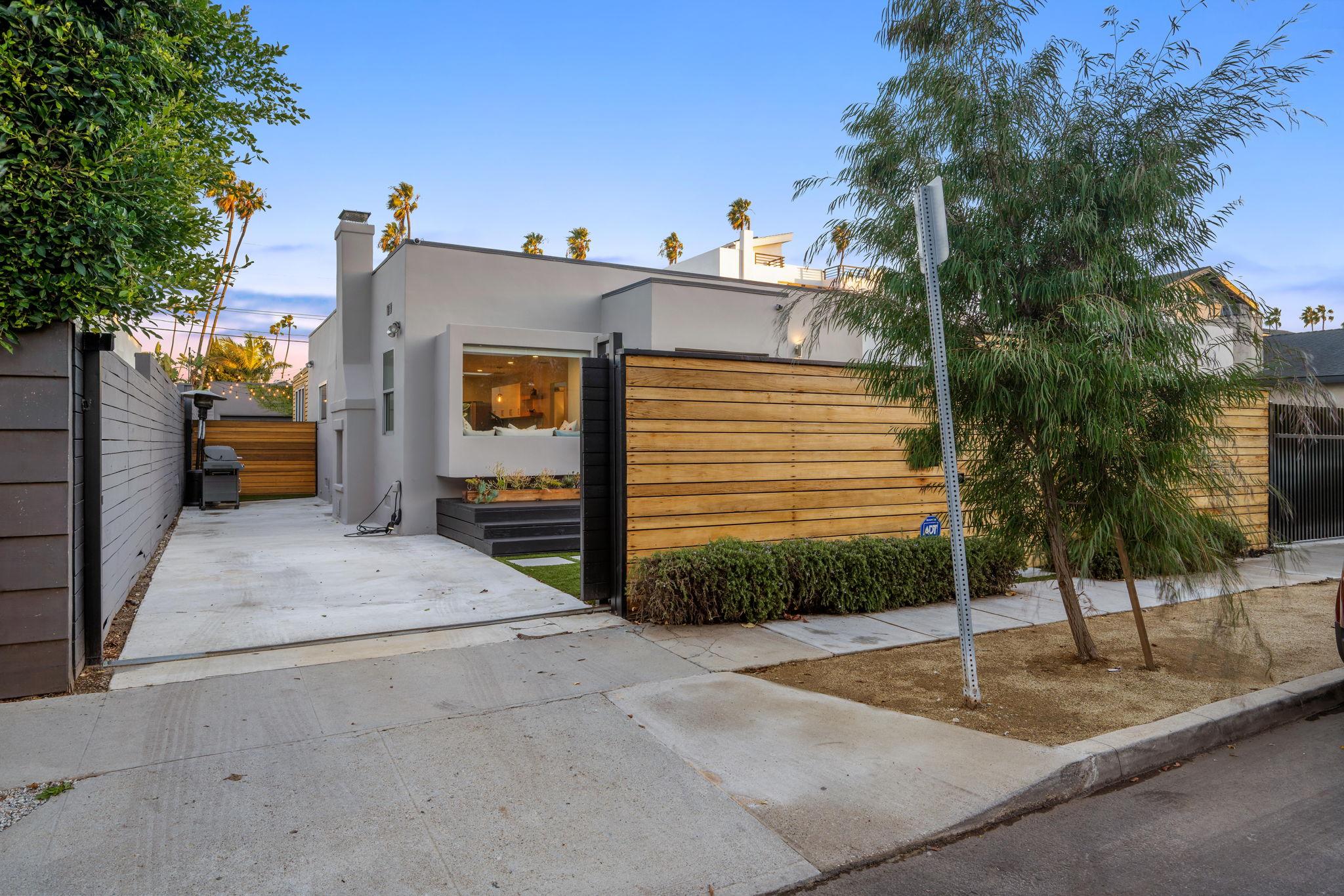 940 Venezia Ave, view 2