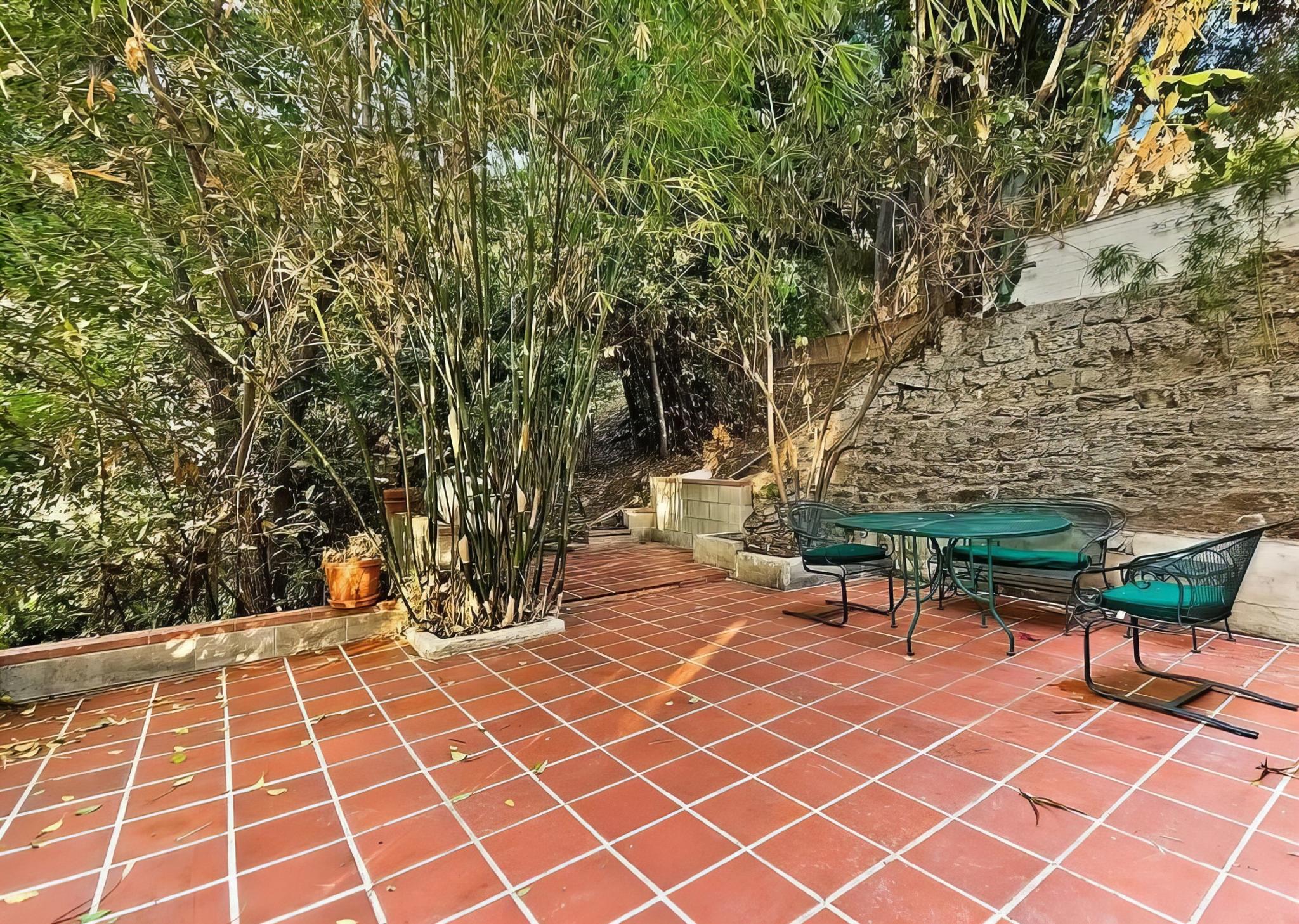 3475 N Knoll Dr, view 11