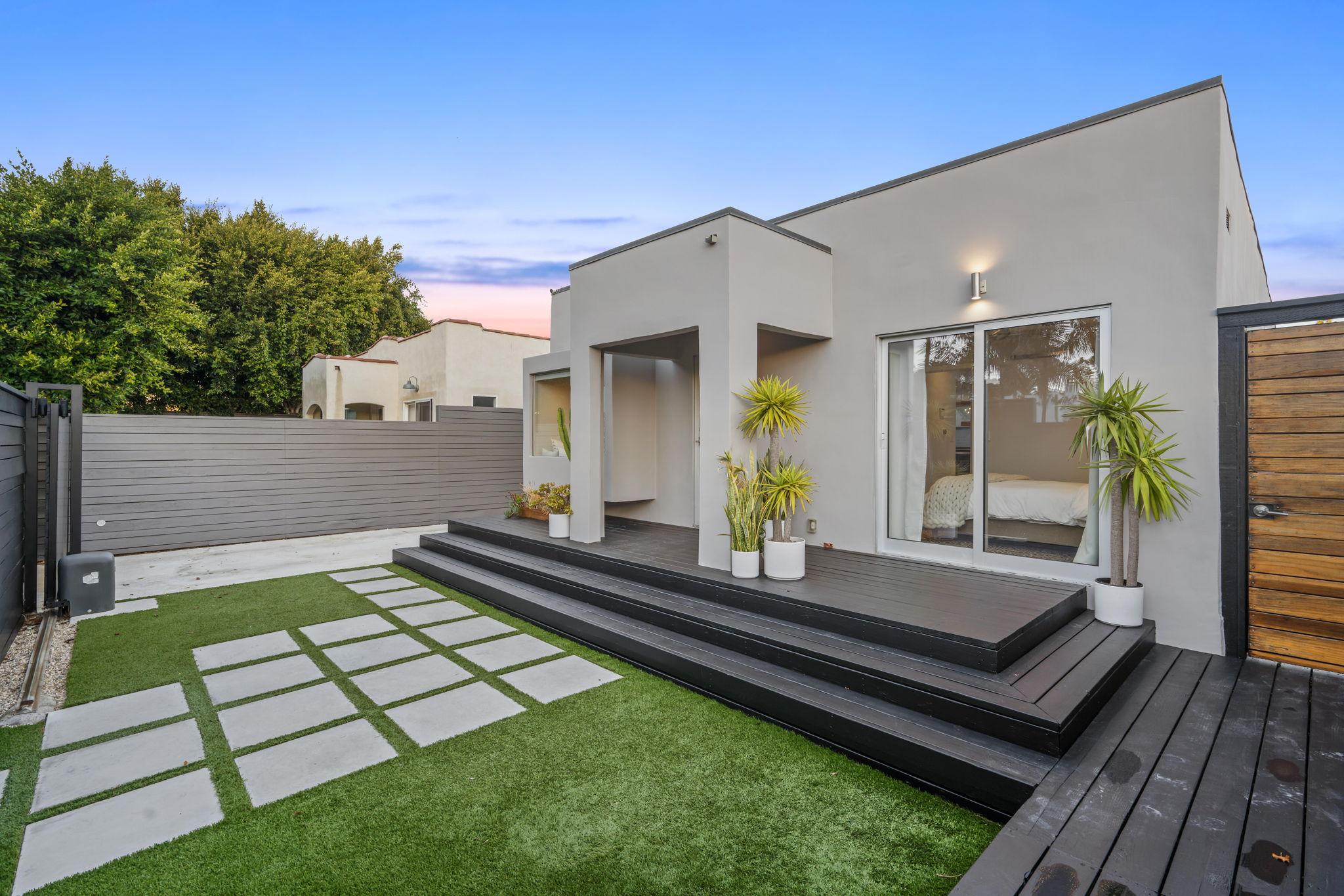 940 Venezia Ave, view 14