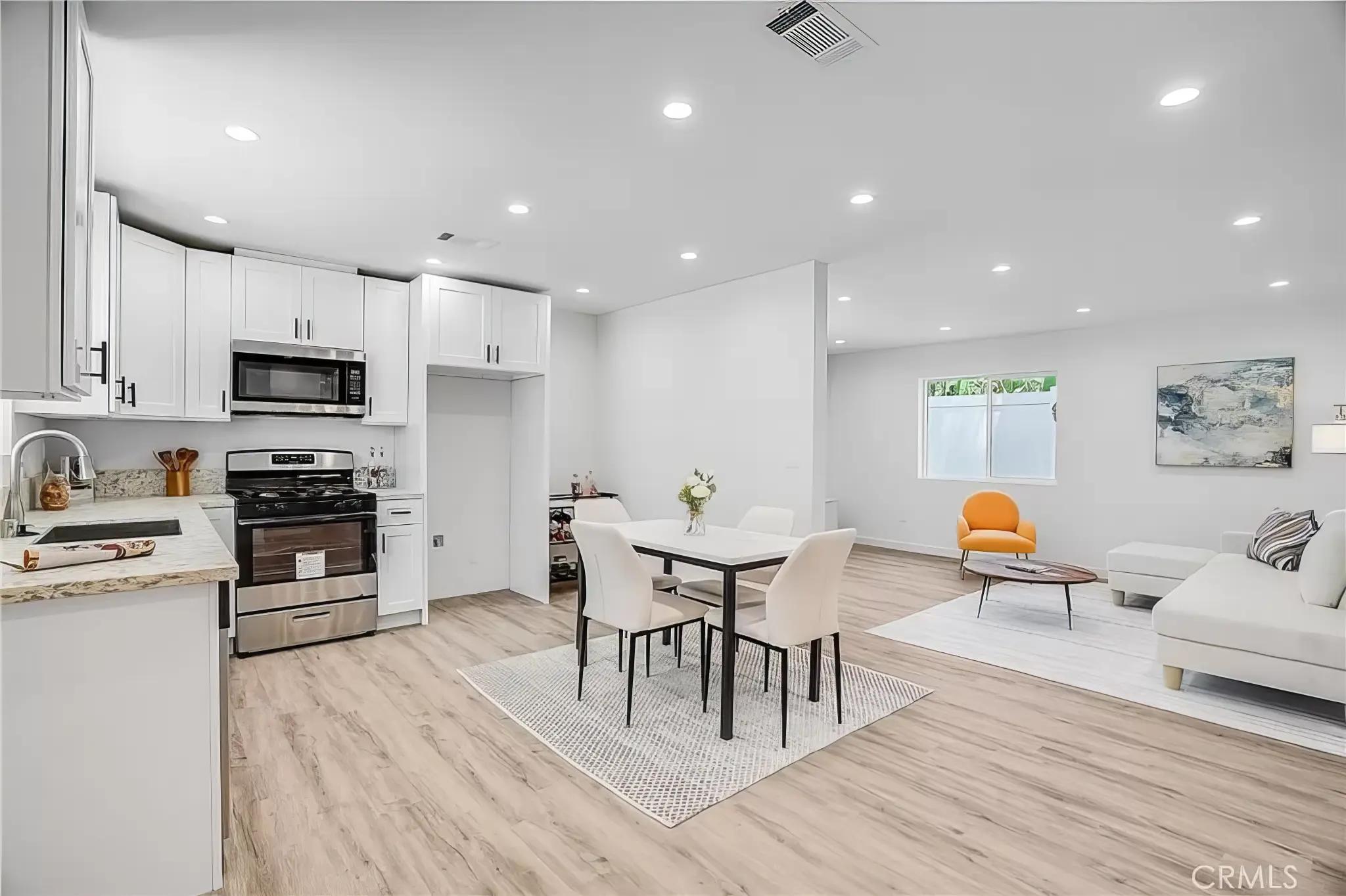 7010 Encino Ave, view 2