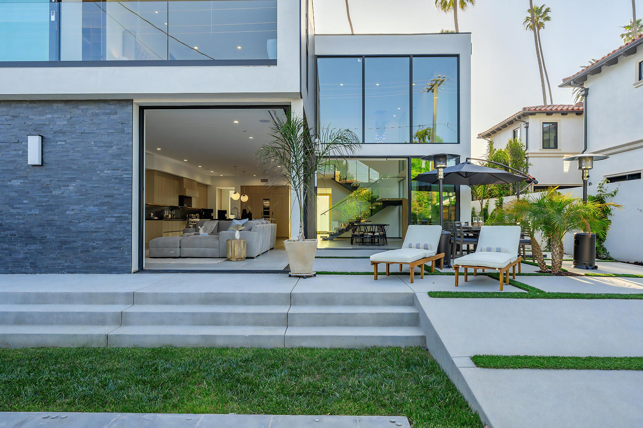 200 N Doheny Dr, view 12