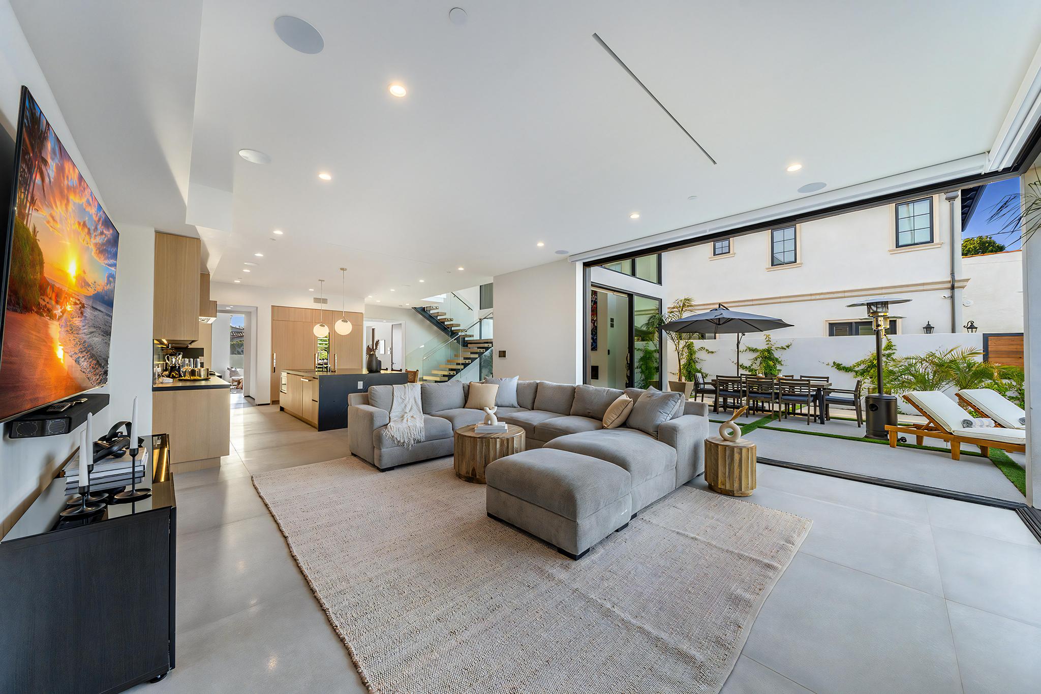 200 N Doheny Dr, view 2