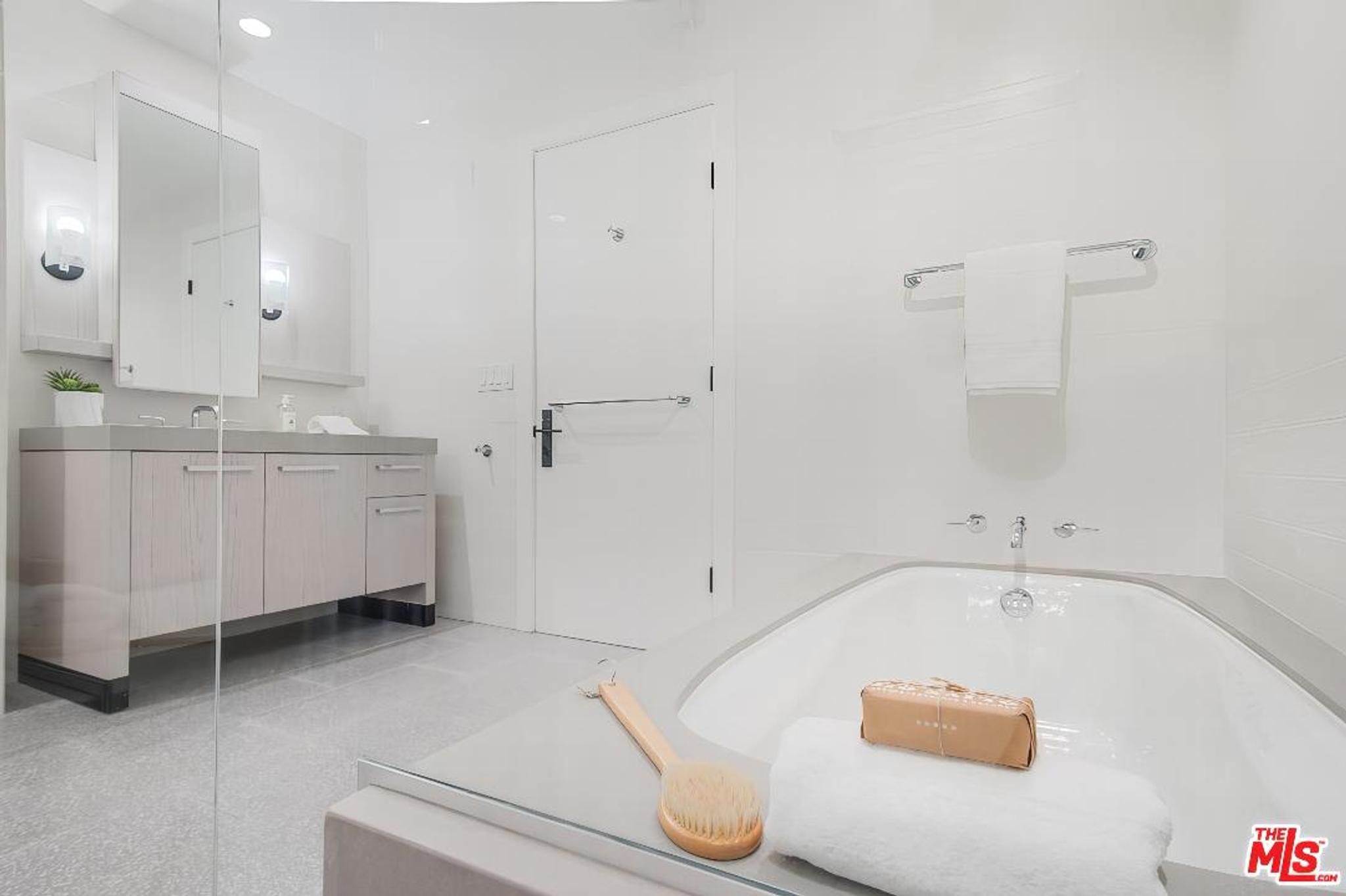 10777 Wilshire #302, view 10