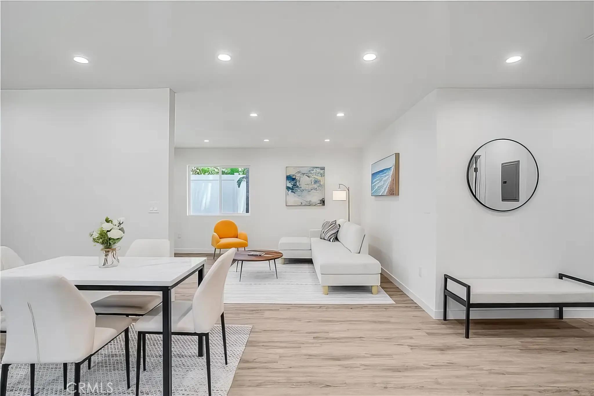 7010 Encino Ave, interior