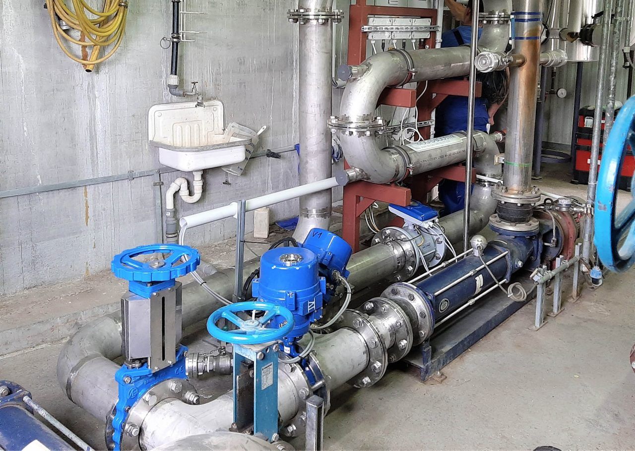 Klärwerk-Booster® im Pumpenraum: Rohrleitungen, Schieber und Armaturen