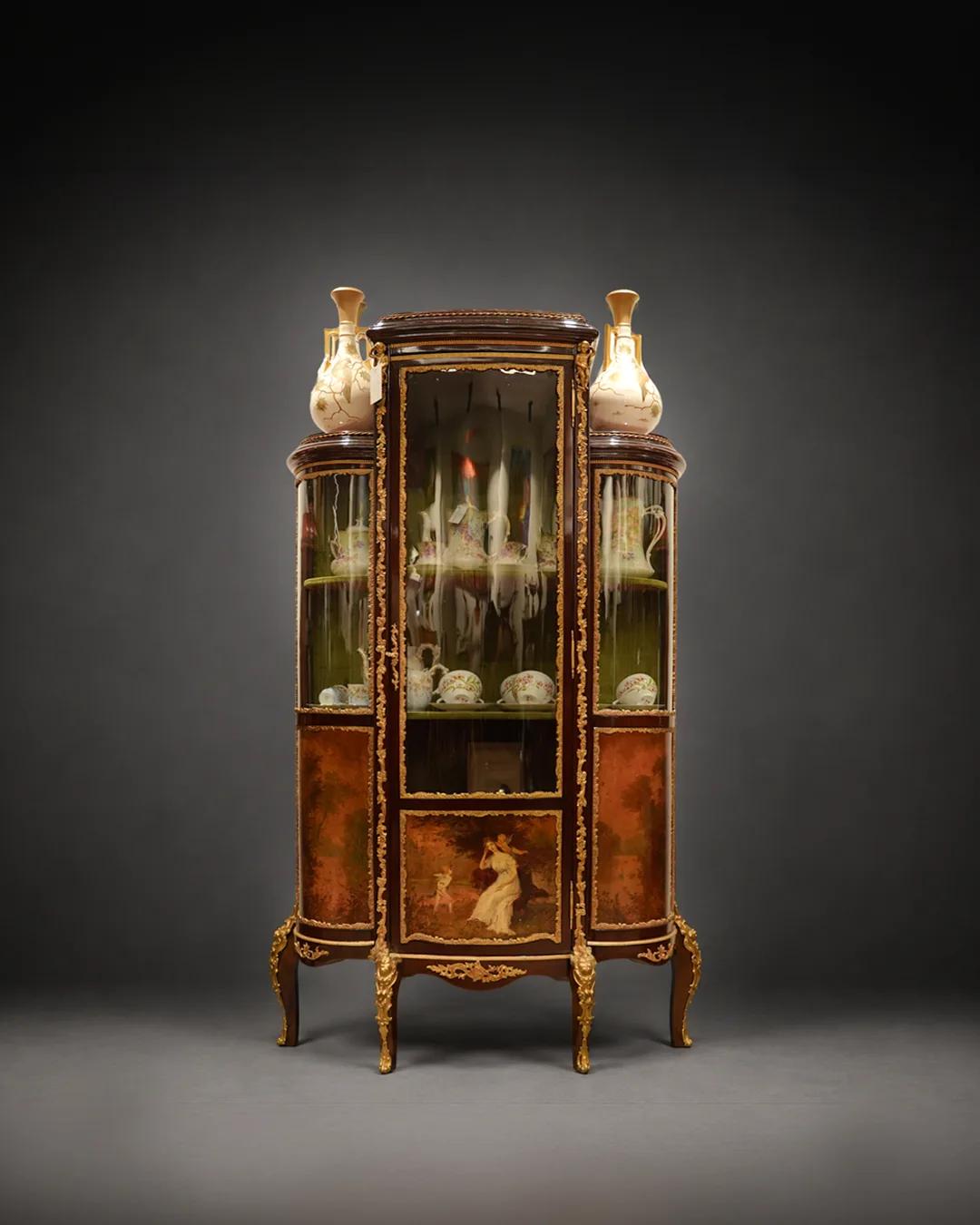Louis XV Üslubunda Bombé Vitrin Dolabı — görsel 1
