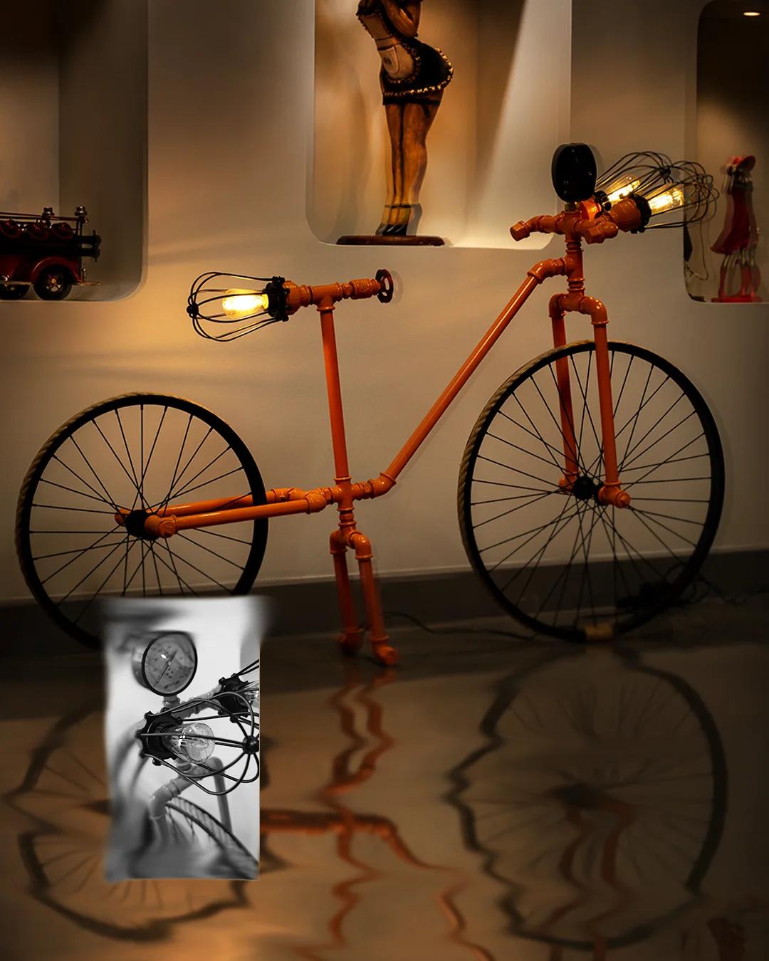 Turuncu vintage bisiklet — galeri sunumu