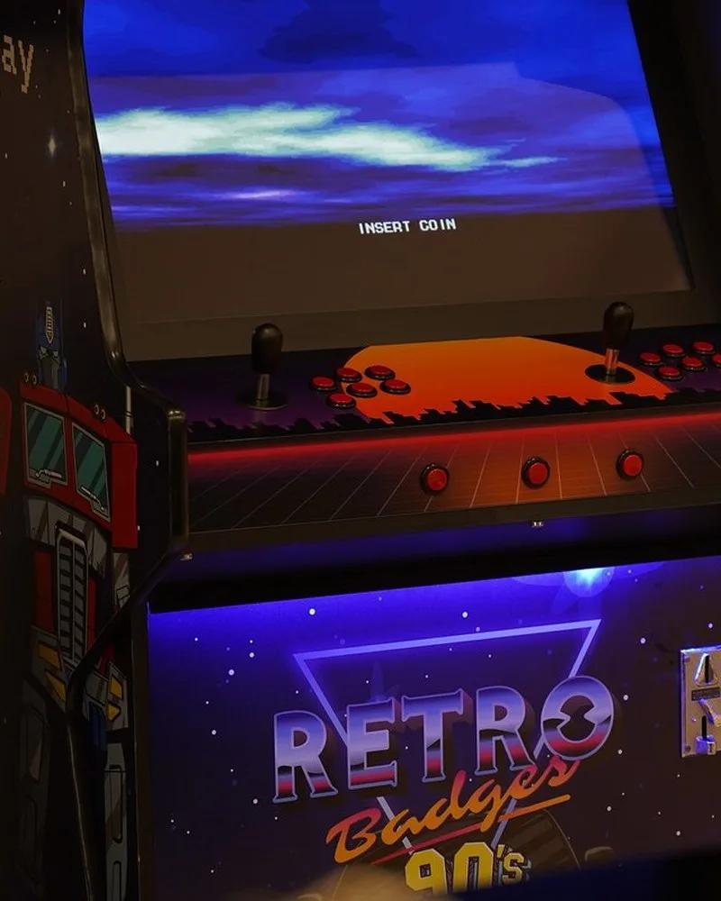 Retro arcade oyun kabini, neon ışıklı