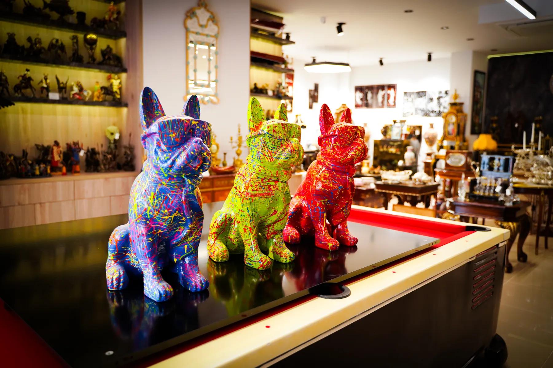 Fransız Bulldog Üçlüsü — Pop-Art Sıçratma Heykel — görsel 2