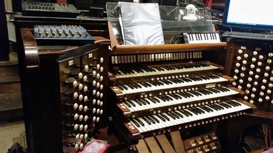 calvary-church-organ-keyboard