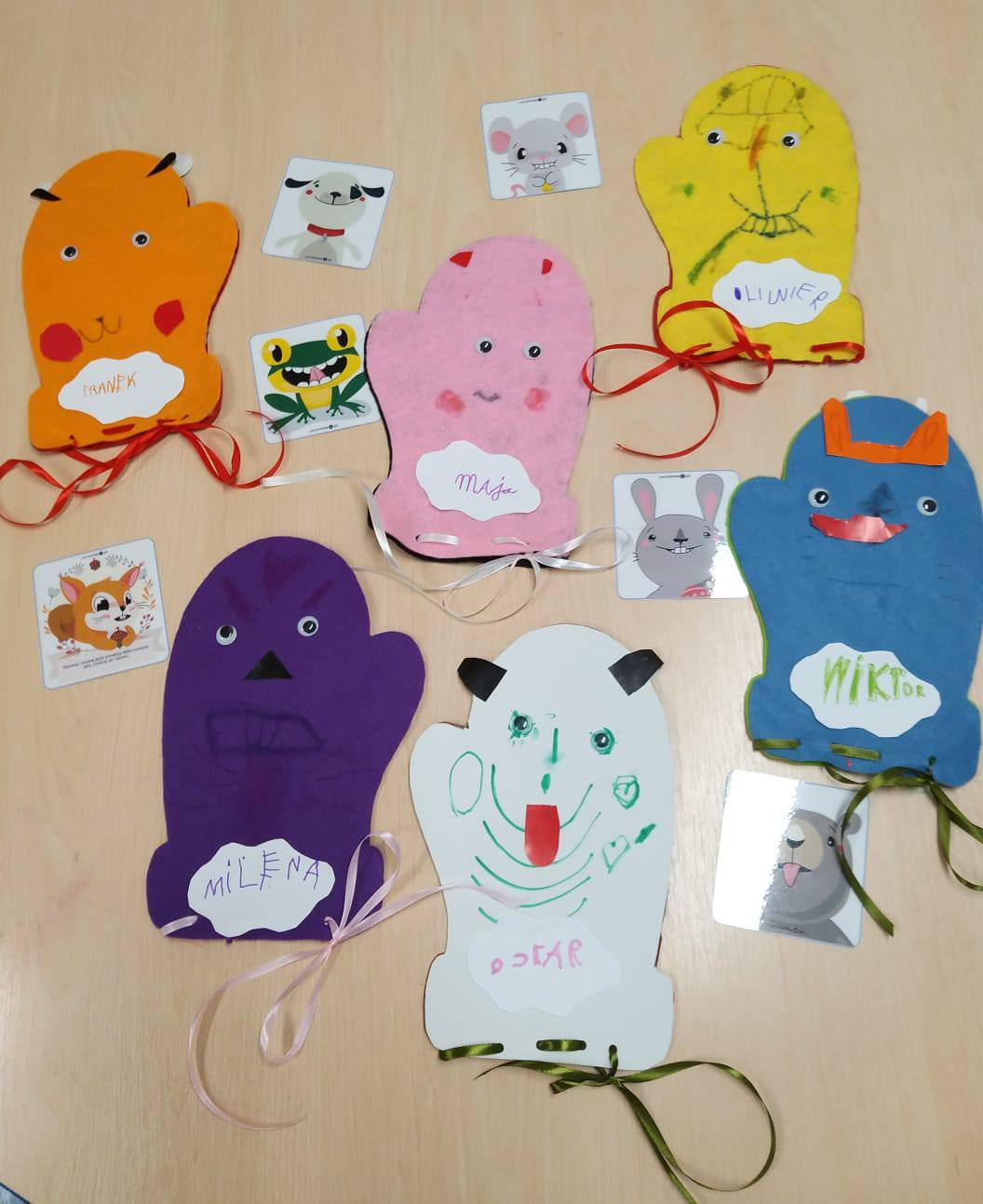 Zdjęcie przedstawia prace dzieci - ozdobione rękawiczki na podstawie ilustracji