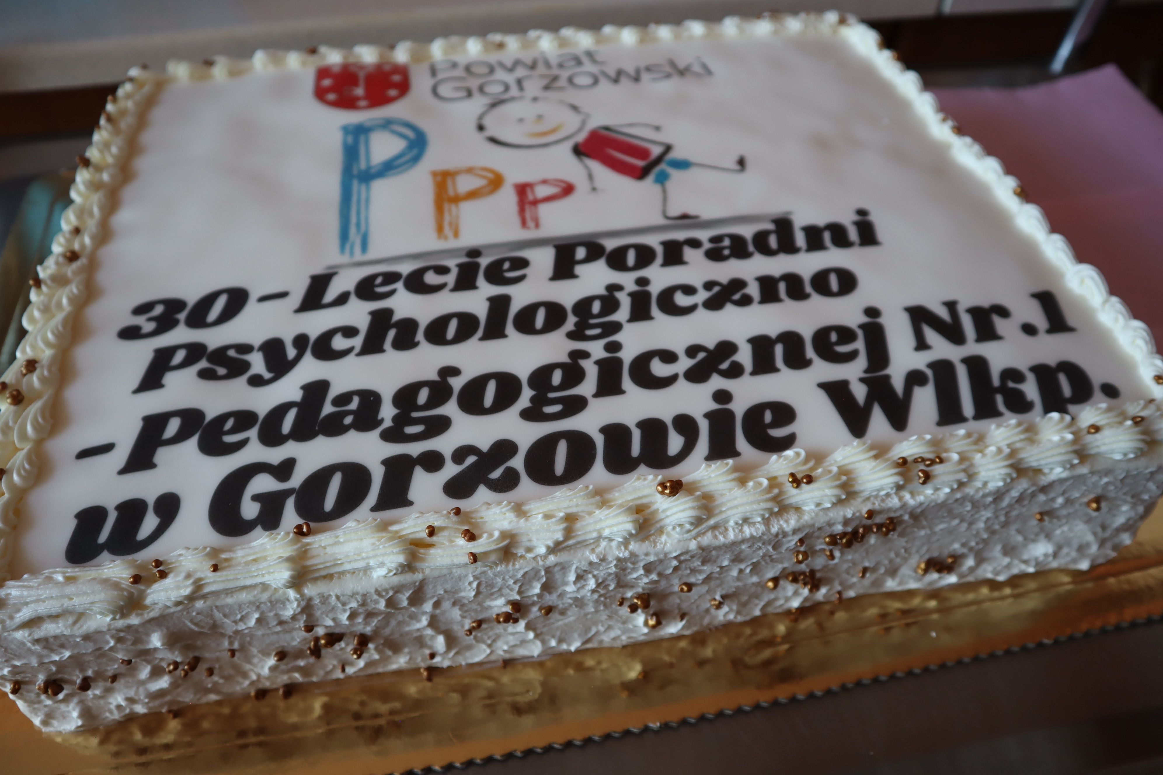 Tort z okazji 30-lecia PPP-1 zawierający logo Poradni i Powiatu Gorzowskiego