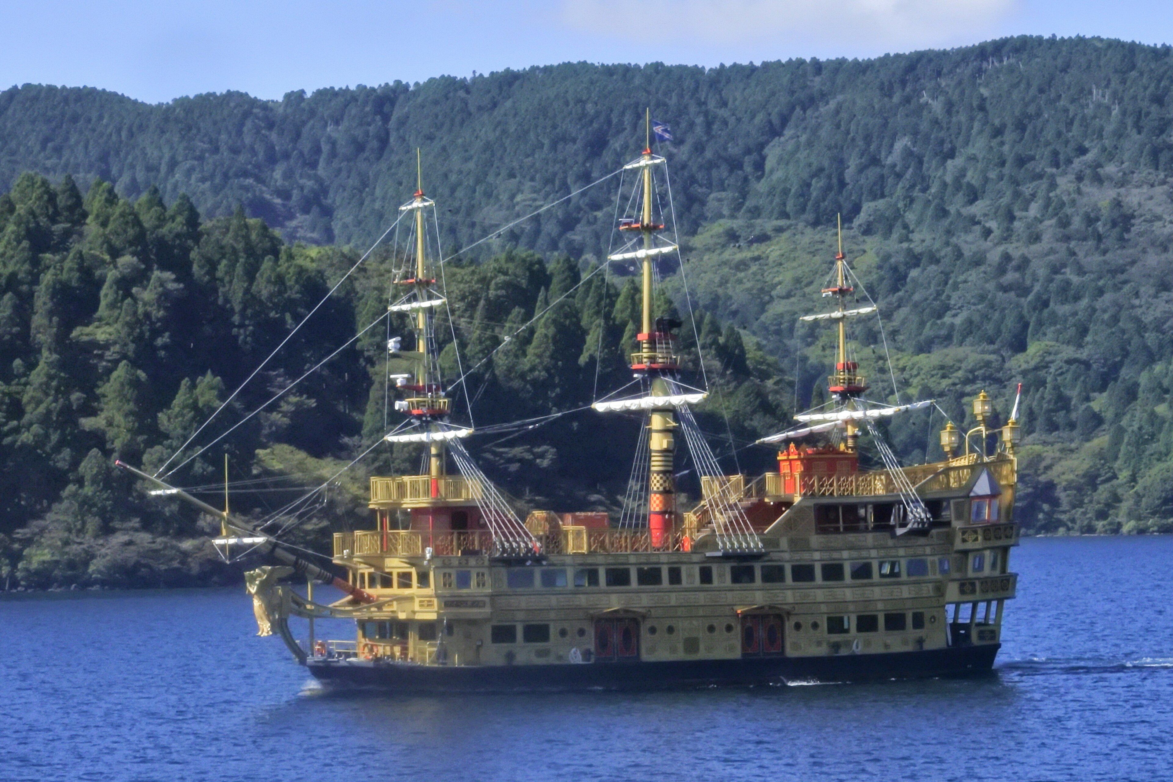 Barco en el lago Ashi con el monte Fuji