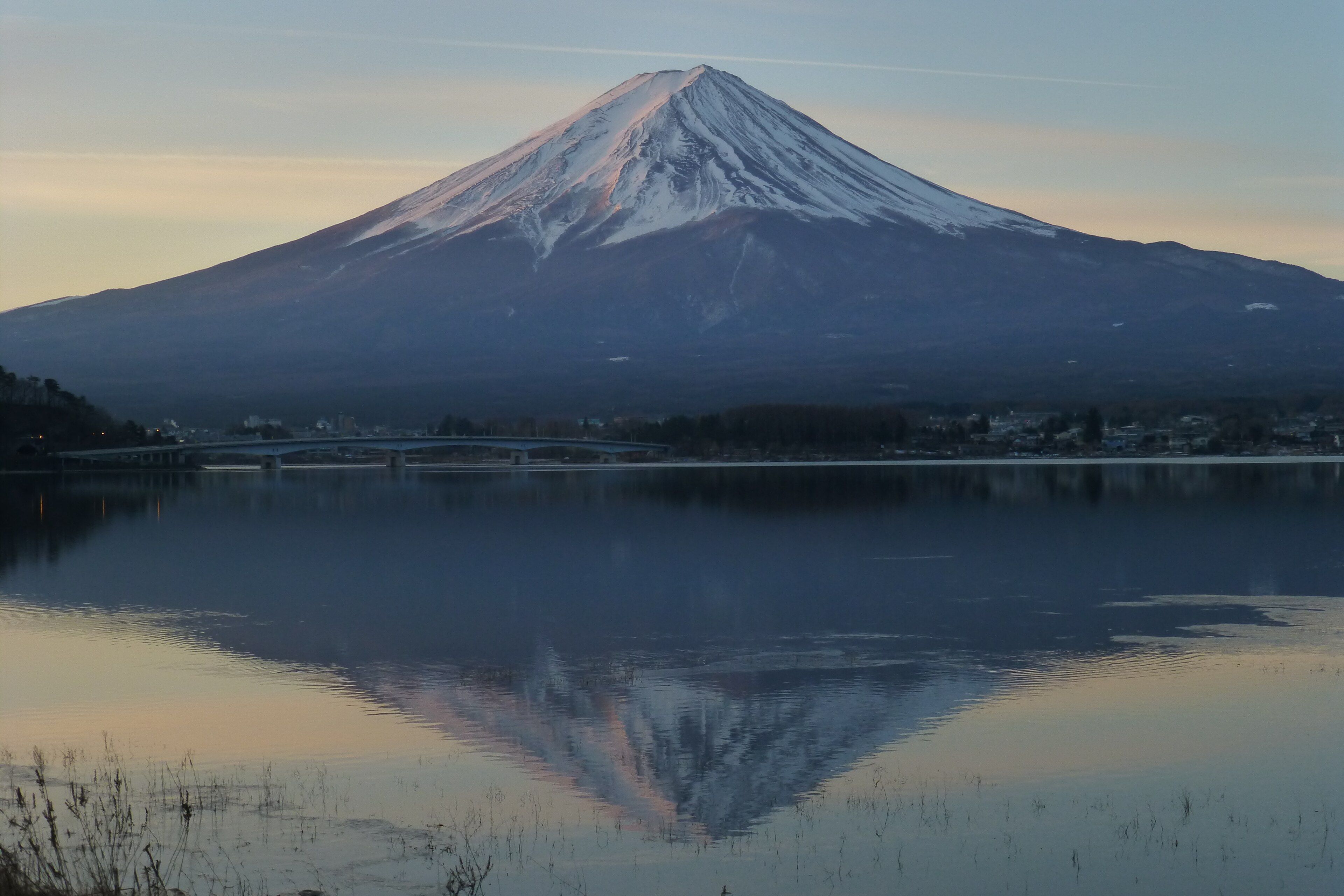 Monte Fuji reflejado en un lago