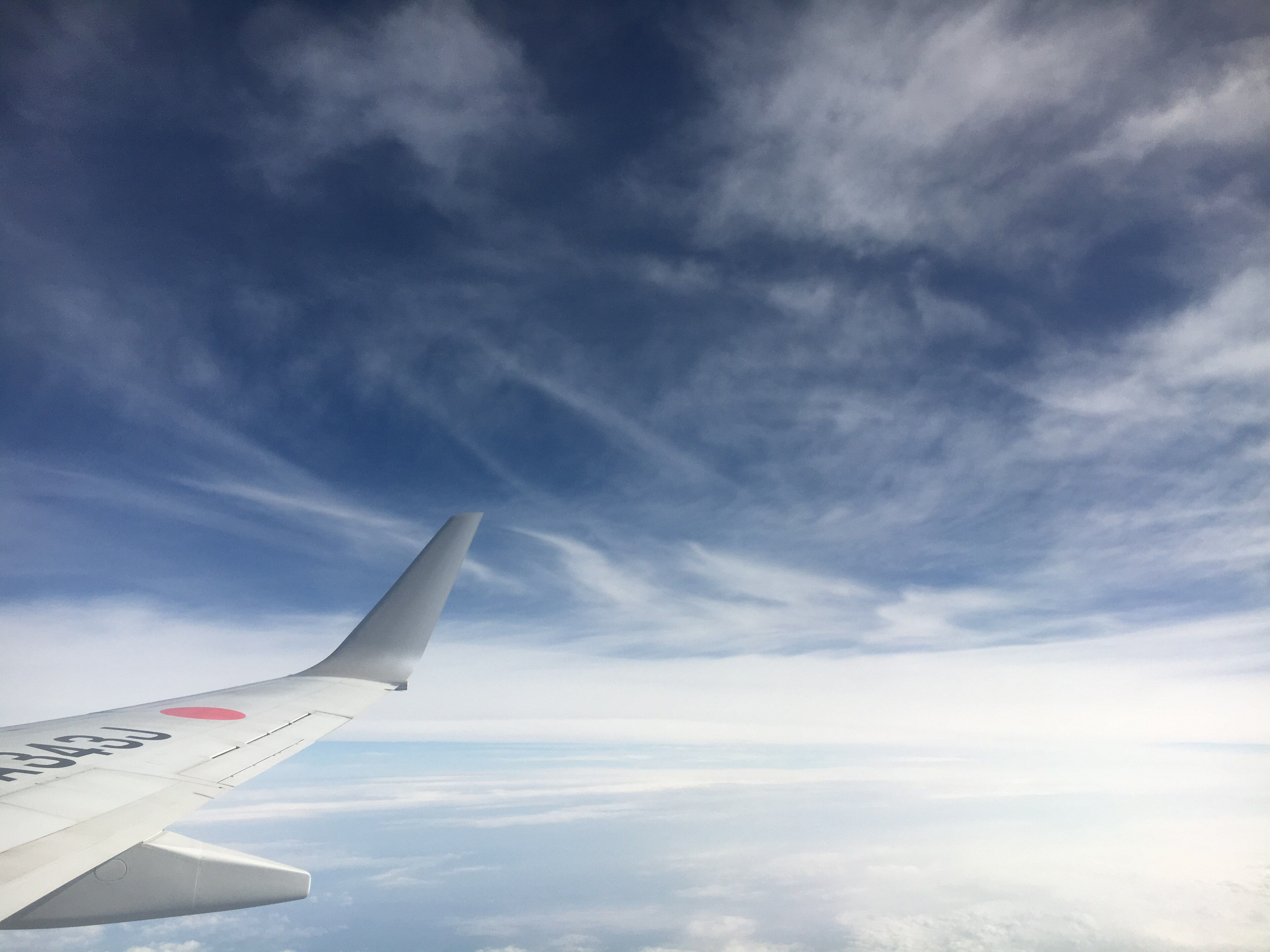 Vista desde un avión sobre las nubes
