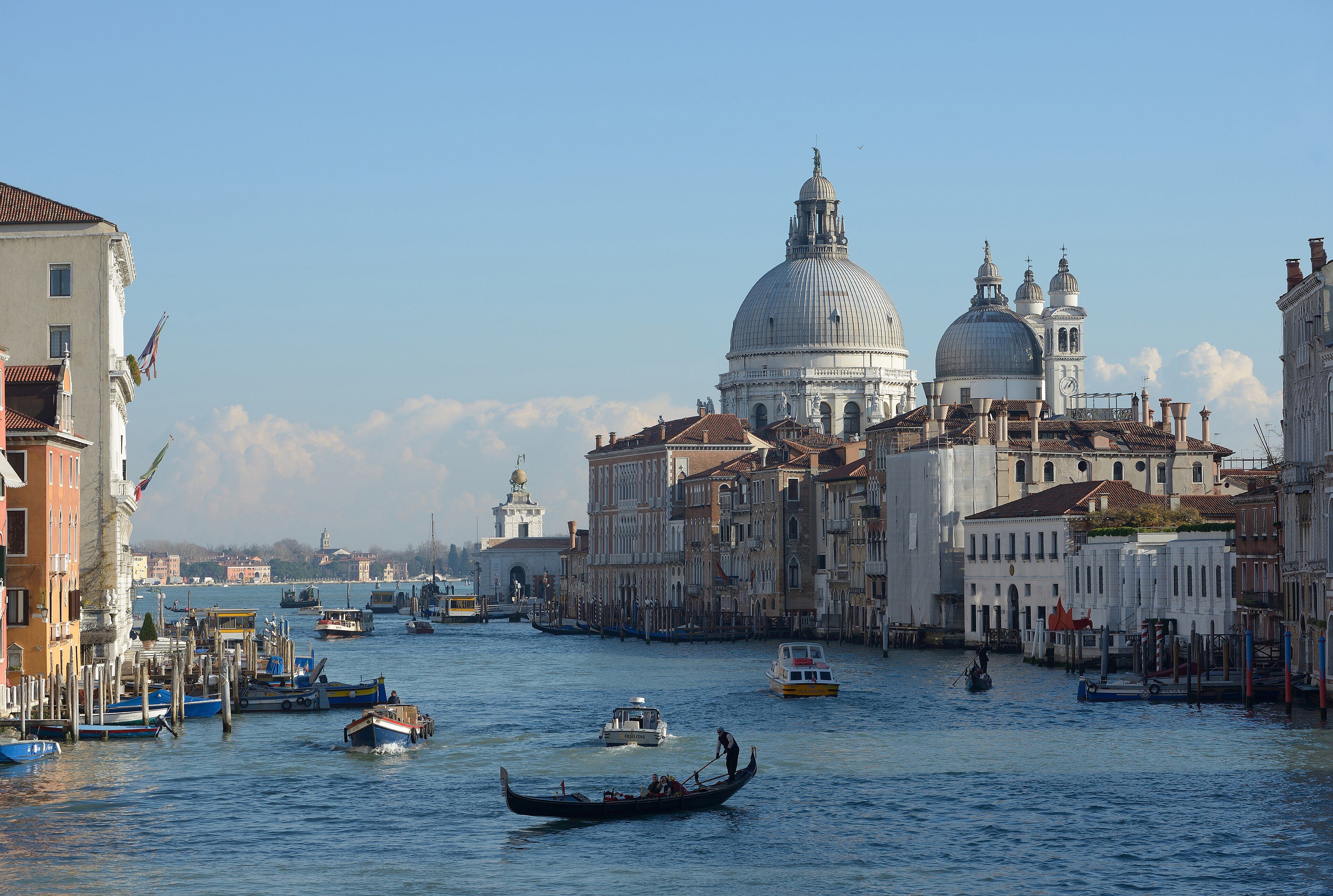 Góndola en un canal de Venecia