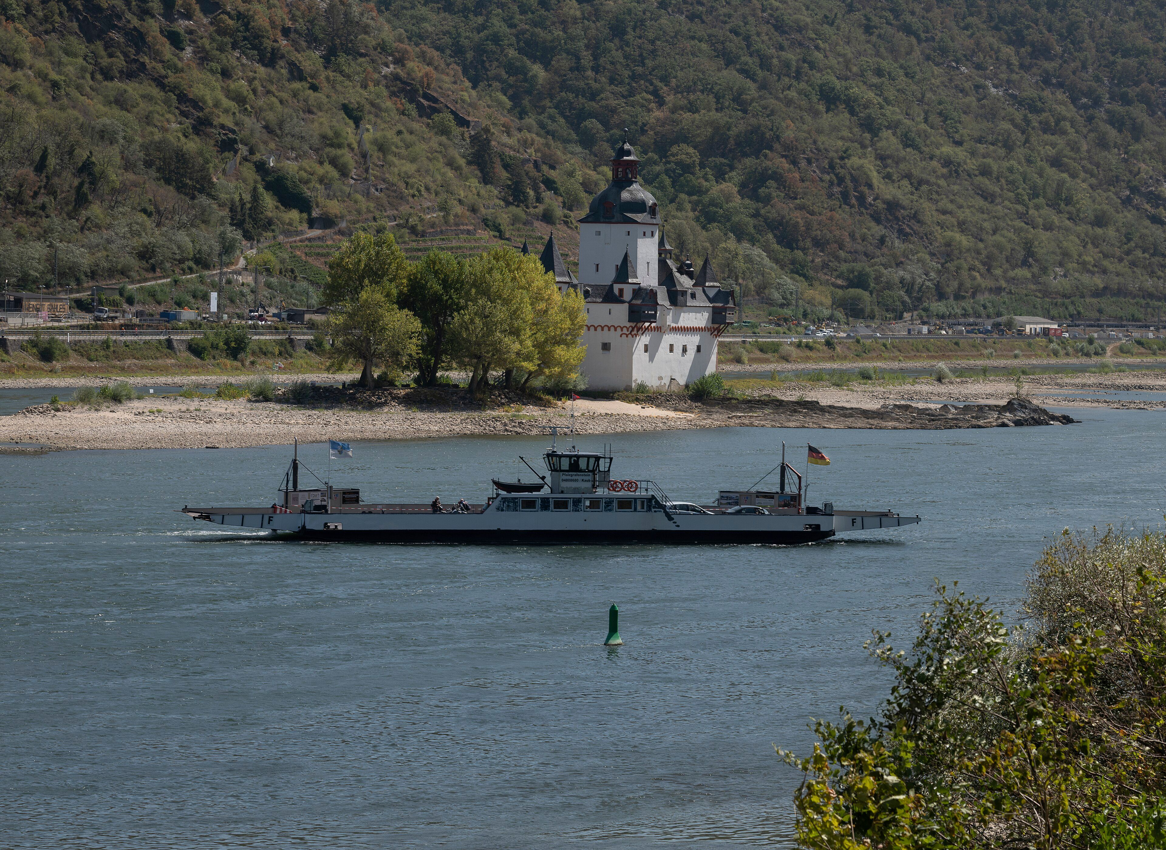 Crucero y castillo en el valle del Rin