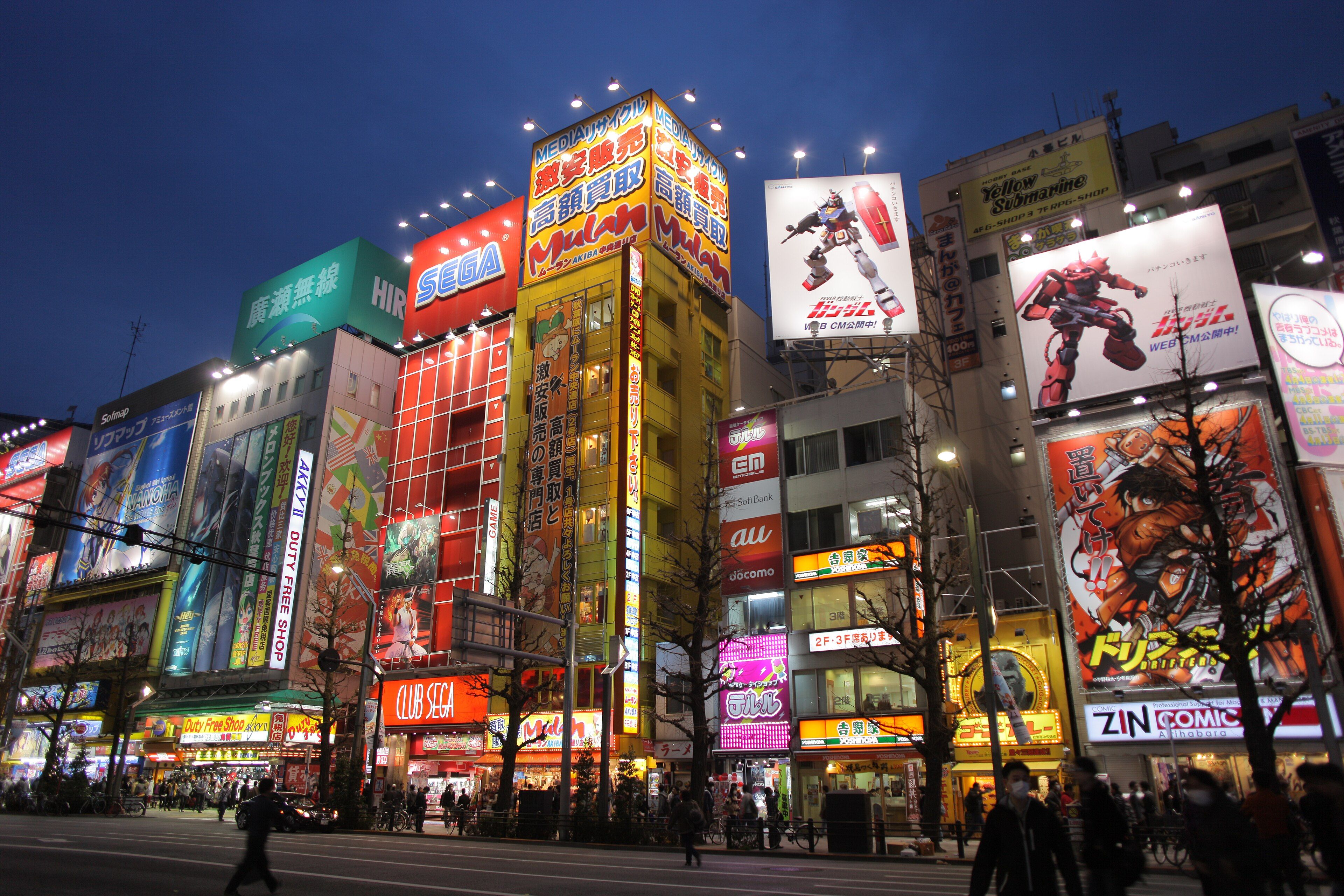 Akihabara iluminado de noche