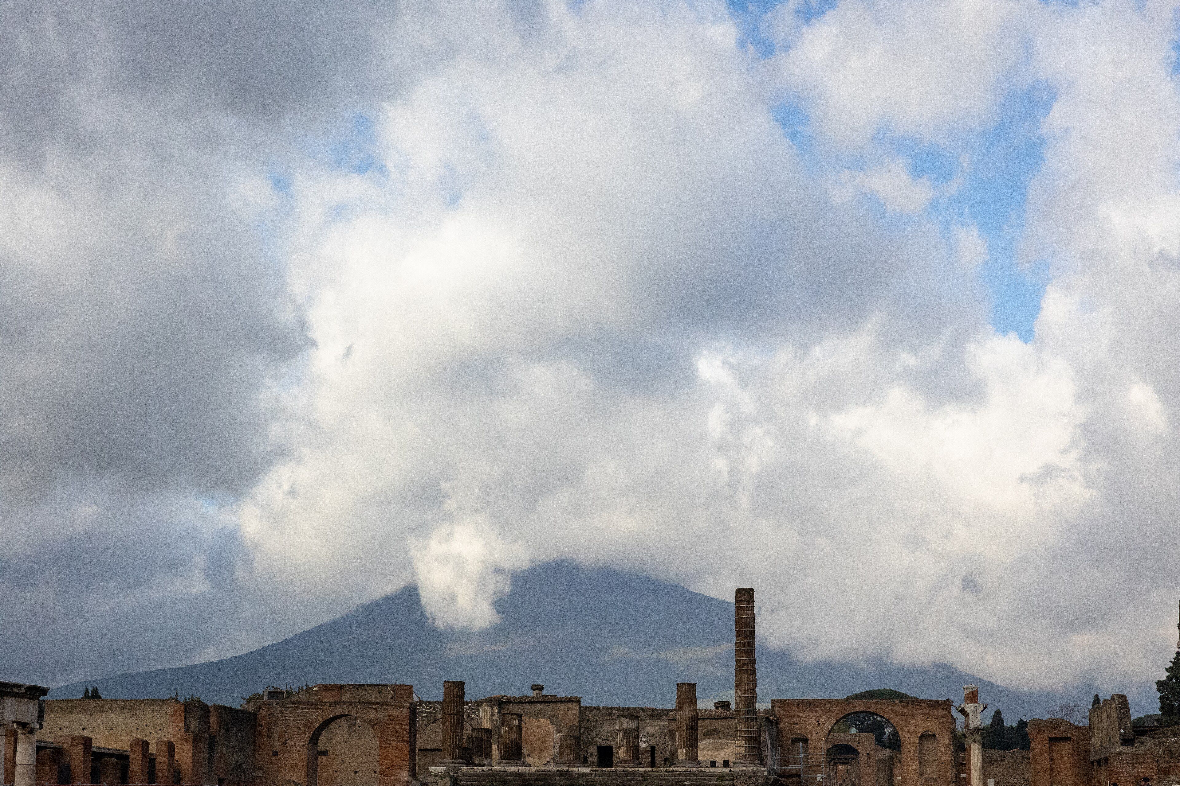Ruinas de Pompeya y monte Vesubio