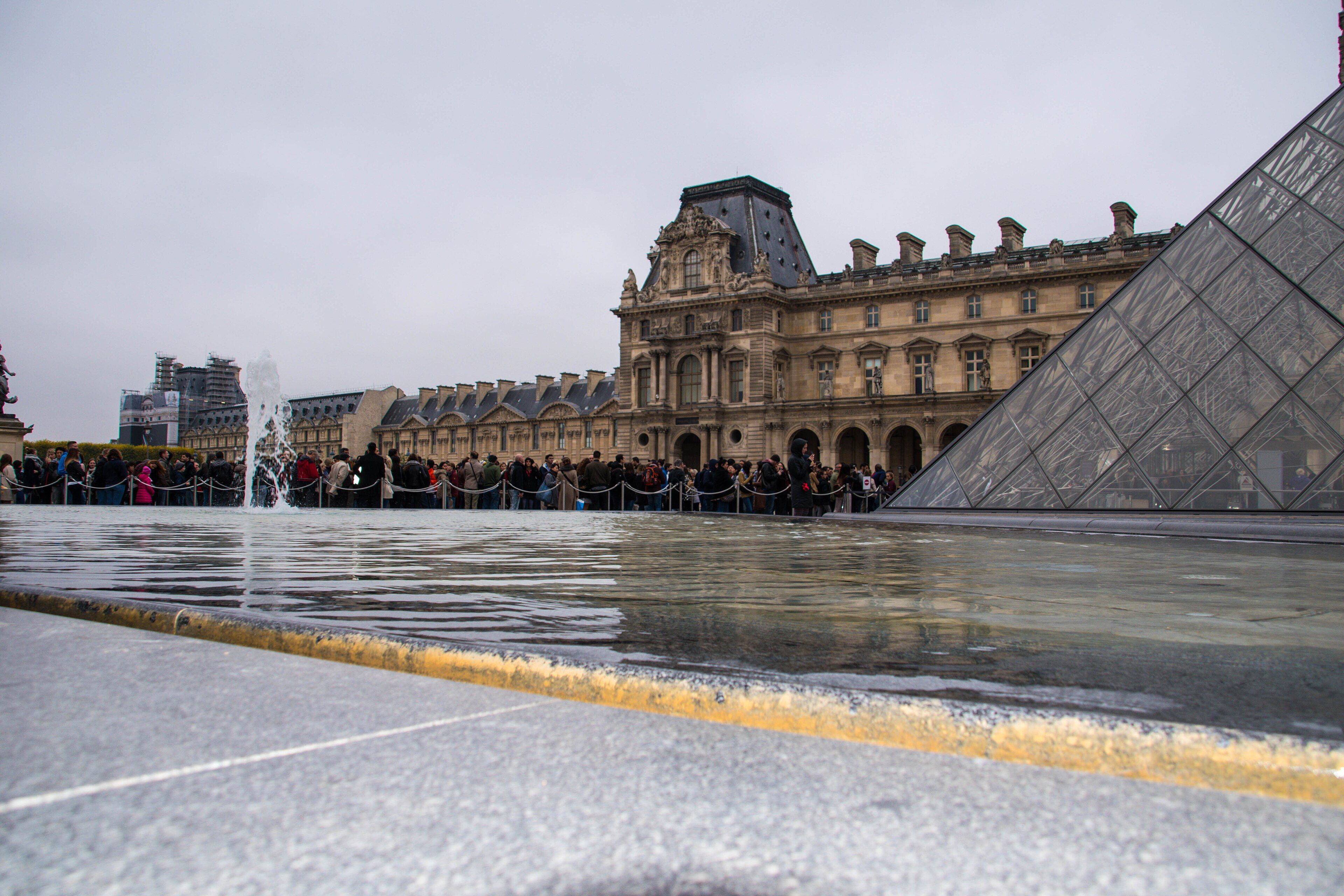 Pirámide del Museo del Louvre