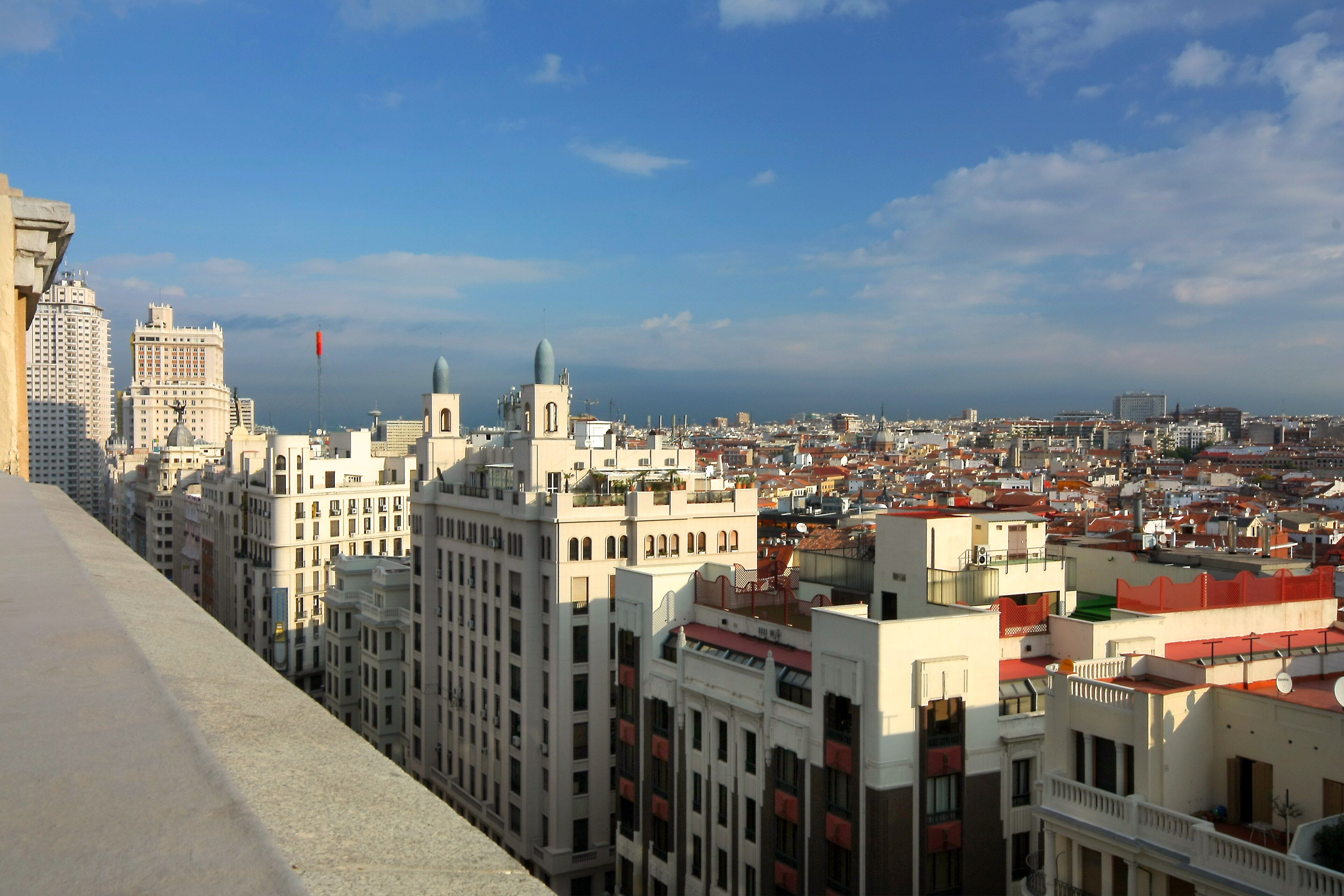 Gran Vía de Madrid al atardecer