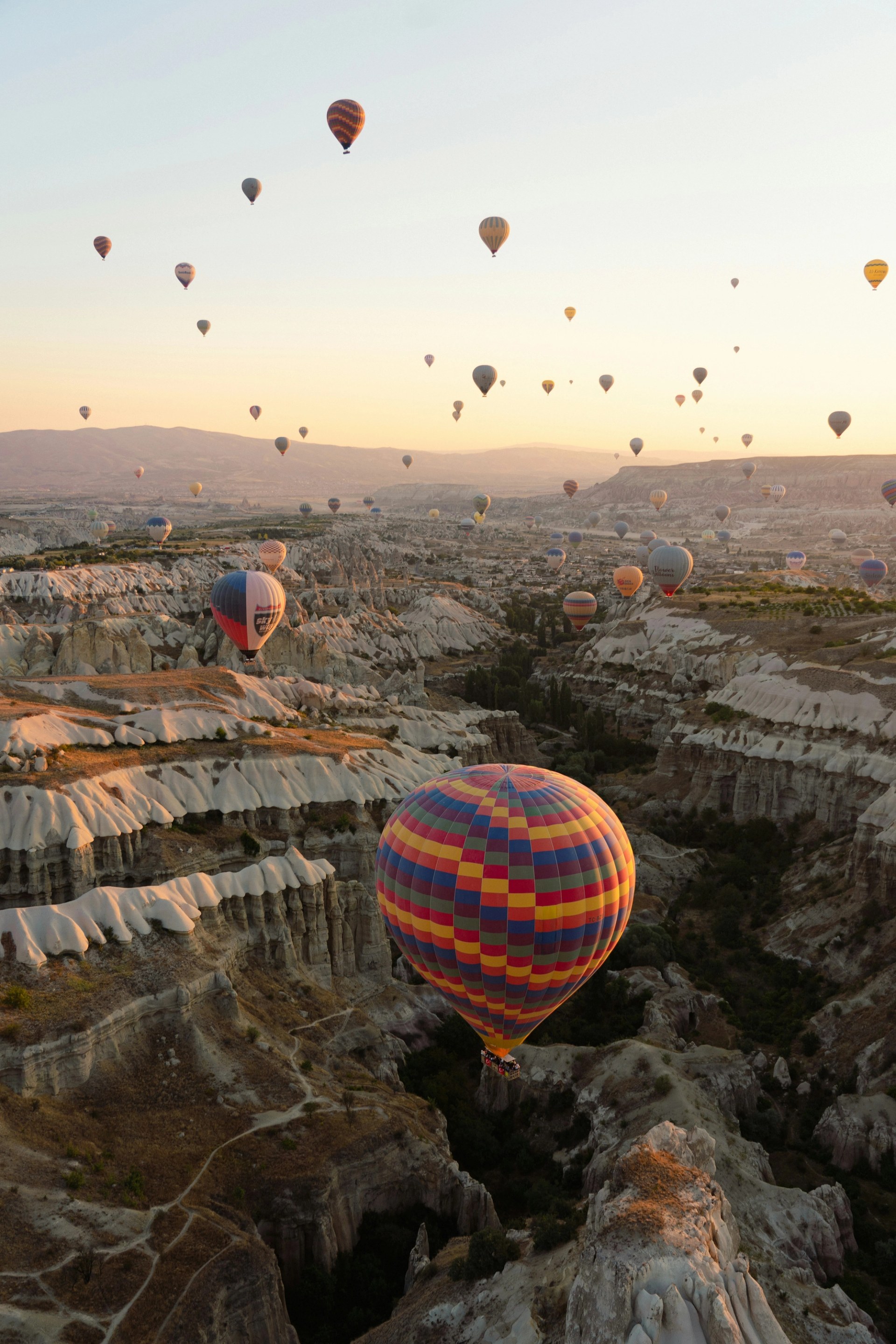 Globos sobre los valles de Capadocia al amanecer